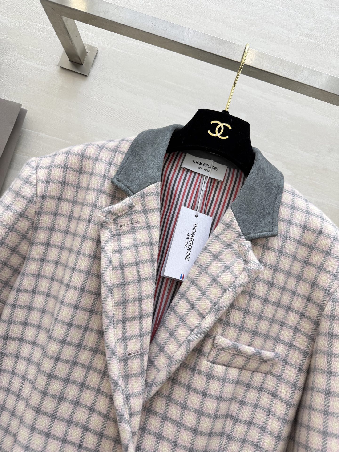 #Thom Brown♡²⁶早春新款 粉白格纹西装外套 学院风满满 剪裁精致 袖口和腰部红白蓝条纹超有辨