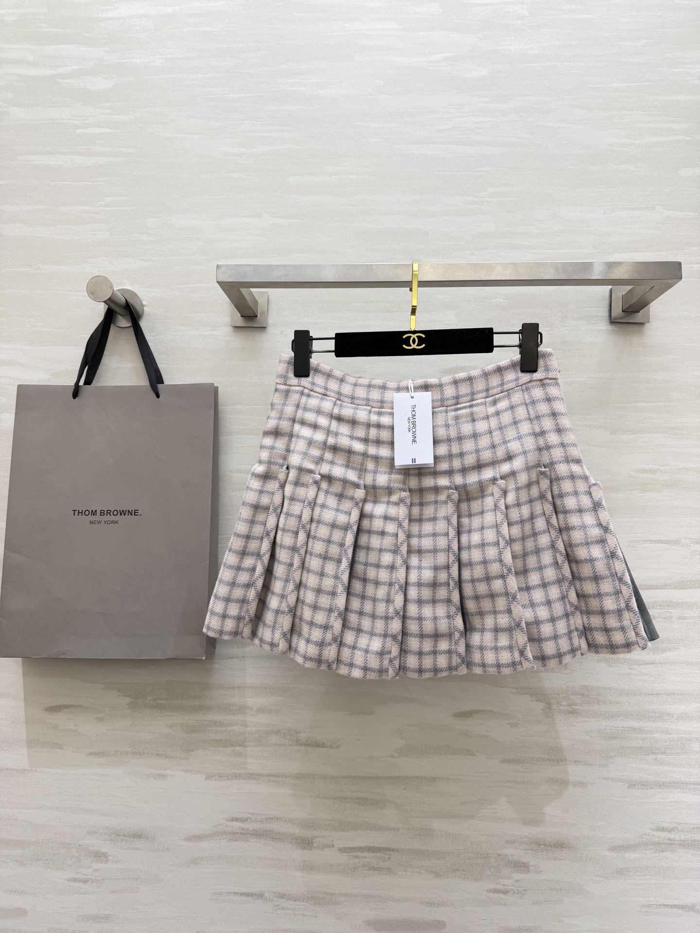 NO:733928,#Thom Brown's new early spring pink and white plaid pleated skirt is full of college style and exquisitely tailored. The three-dimensional silhouette has its own aura when walking!  Wearing suits from the same series is elegant and casual!  It can be easily controlled for daily outings or formal occasions. It is easy to get the rich style of a chaebol. High-quality customization. Available in stock first size S/M/L (S size bust 104, length 72), skirts, business suit,19860909#Thom Brown早春新款 粉白格纹百褶半裙 学院风满满 剪裁精致 立体廓版走路自带气场！叠穿同系列西装优雅又随性！日常出街或正式场合都能轻松驾驭 轻松get财阀千金风 高品质定制 现货首发sizeS/M/L（s码胸围104,衣长72）,,skirts,business suit,,Women's clothing