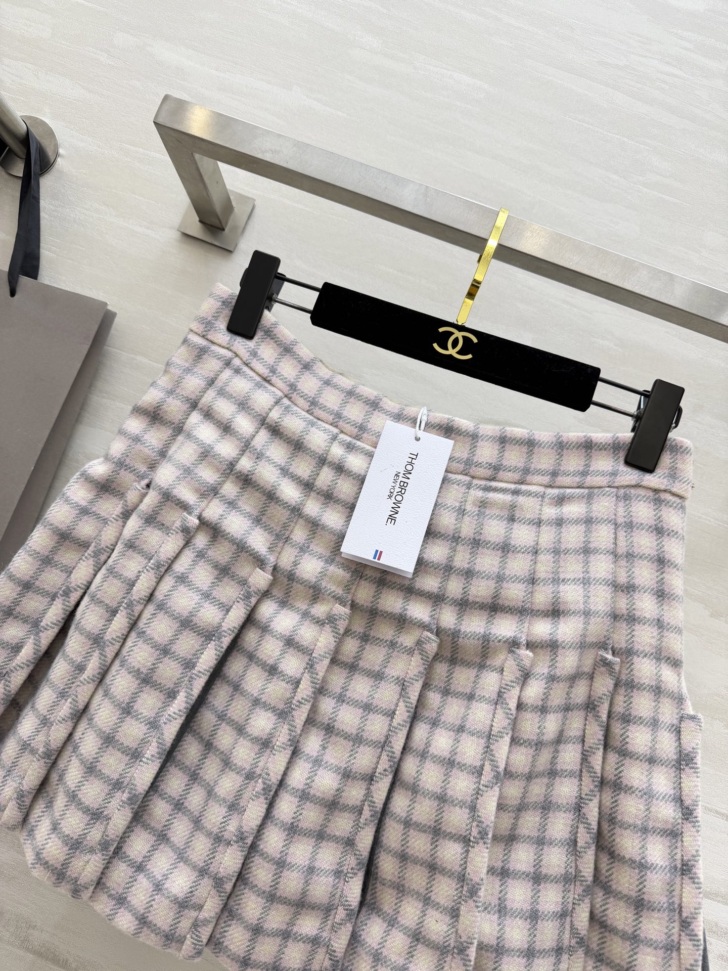 #Thom Brown♡²⁶早春新款 粉白格纹百褶半裙 学院风满满 剪裁精致 立体廓版走路自带气场！叠穿