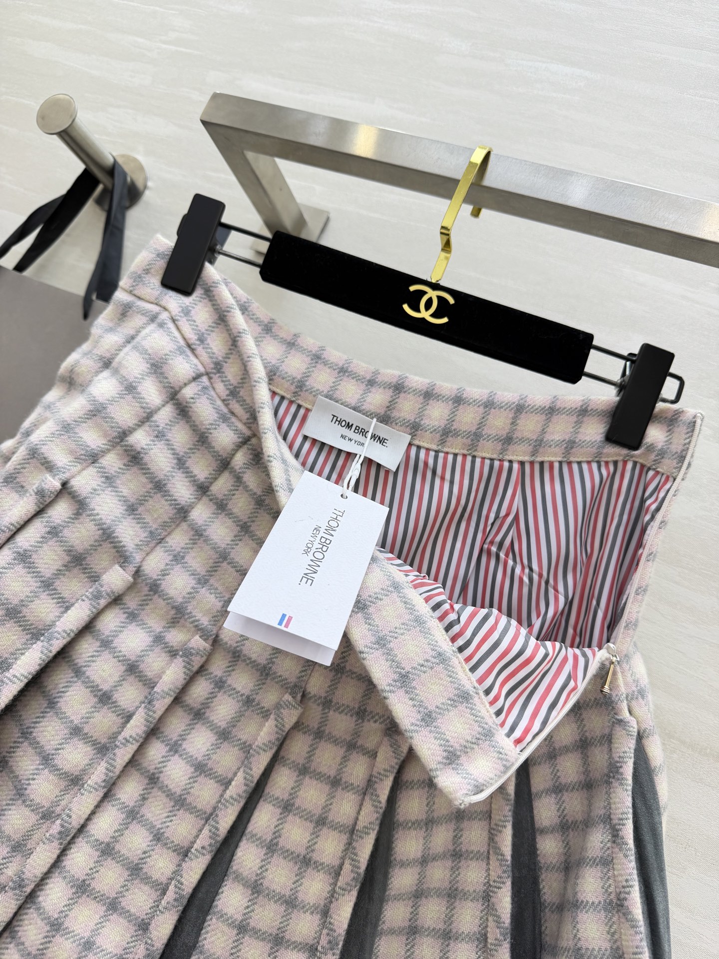 #Thom Brown♡²⁶早春新款 粉白格纹百褶半裙 学院风满满 剪裁精致 立体廓版走路自带气场！叠穿