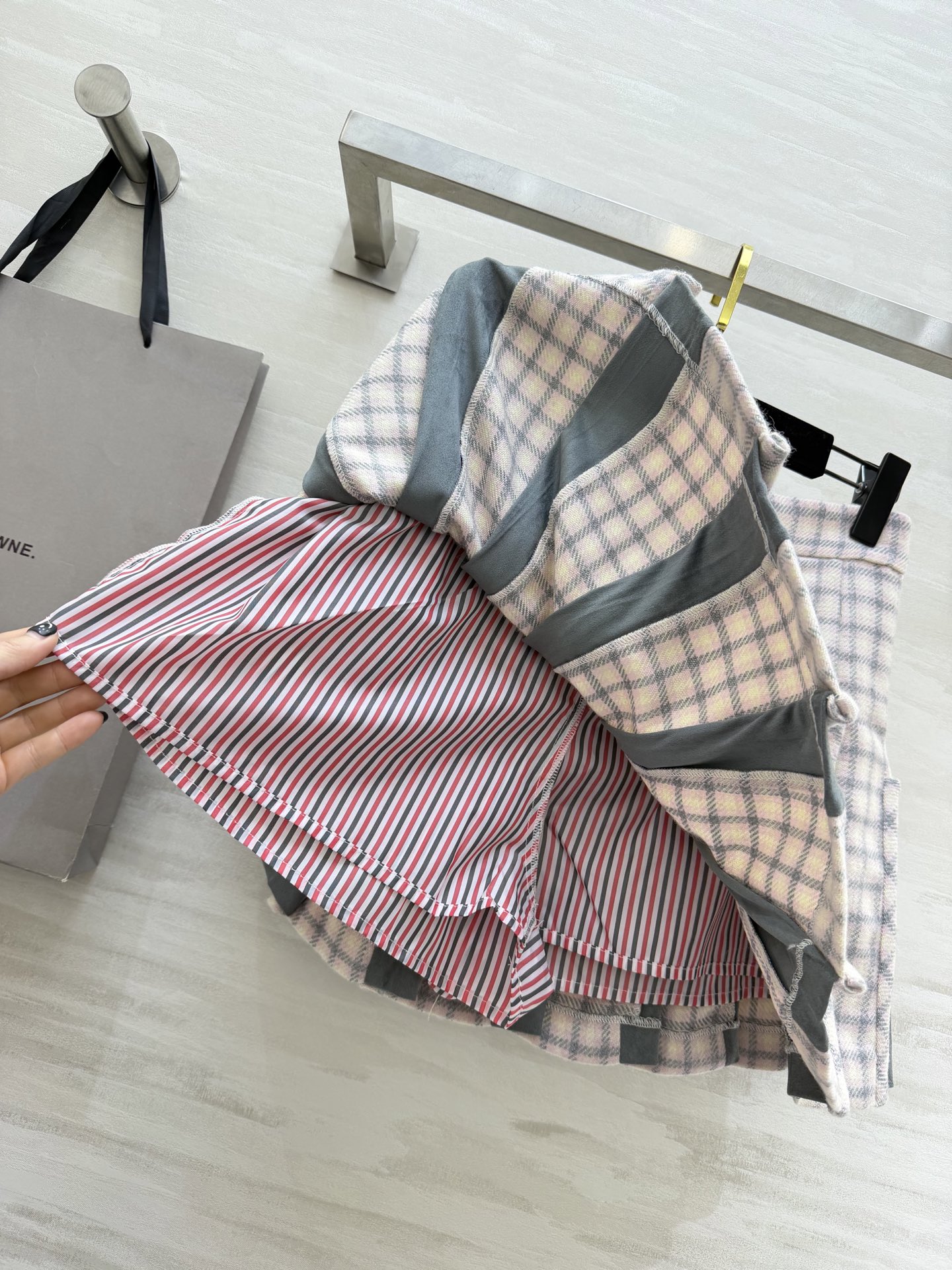 #Thom Brown♡²⁶早春新款 粉白格纹百褶半裙 学院风满满 剪裁精致 立体廓版走路自带气场！叠穿
