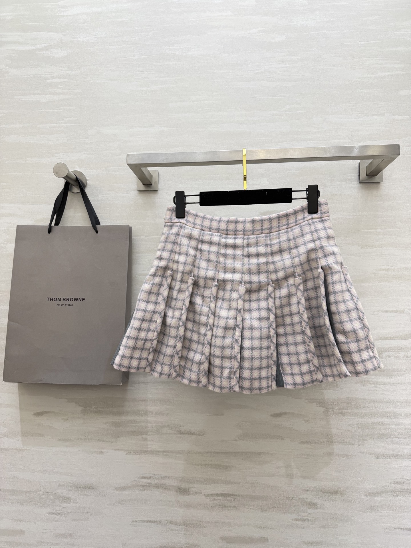 #Thom Brown♡²⁶早春新款 粉白格纹百褶半裙 学院风满满 剪裁精致 立体廓版走路自带气场！叠穿