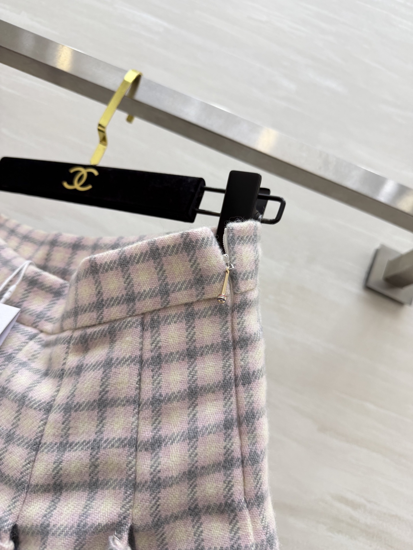 #Thom Brown♡²⁶早春新款 粉白格纹百褶半裙 学院风满满 剪裁精致 立体廓版走路自带气场！叠穿