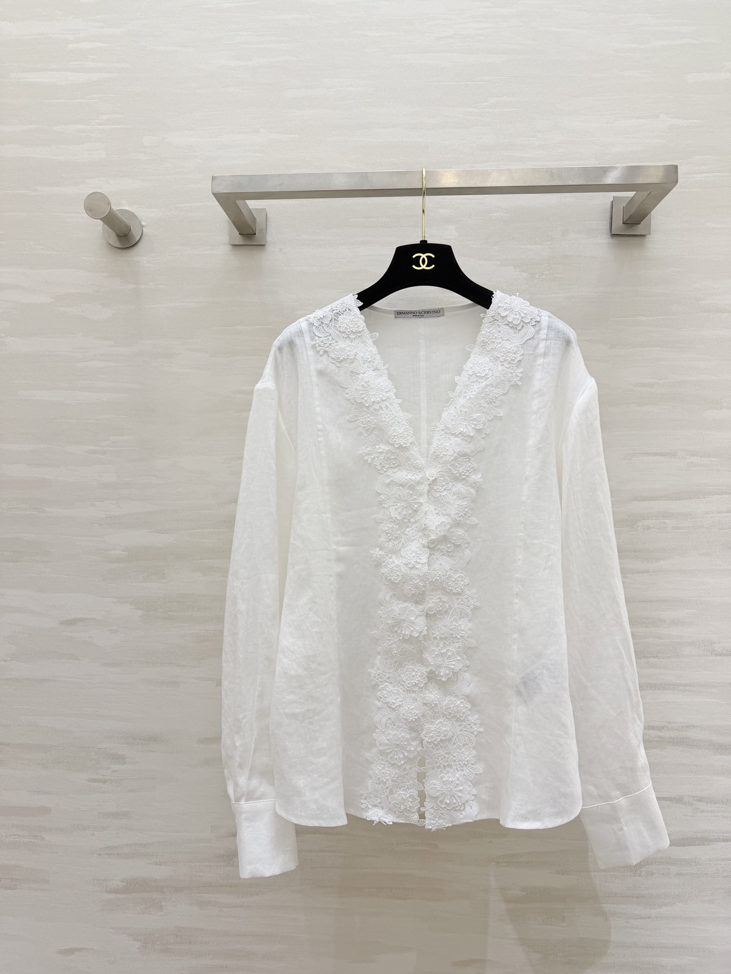 NO:734293,#ERMANNO SCERVINO's new spring and summer linen water-soluble lace shirt is made of linen, breathable and comfortable, perfect for spring and summer!  The V-neck + double-layer lace design is full of French elegance. The loose fit is highly tolerant and looks great with jeans or skirts!  It can be easily used for commuting and vacationing!  Linen material is recommended to be hand washed or machine washed at low temperature to keep the texture and lace intact. High quality customization. Available in stock first size S/M/L/XL (M size shoulder width 50, bust 106, length 67),,skirts,jeans,19860909#ERMANNO SCERVINO春夏新款 亚麻水溶蕾丝衬衣 采用亚麻 透气舒适 超适合春夏穿！V领+双层花边设计法式优雅氛围感满满 宽松版型包容性强 搭配牛仔裤或半裙都很出彩！通勤、度假都能轻松驾驭！亚麻材质建议手洗或低温机洗,保持质感和花边完整哦高品质定制 现货首发sizeS/M/L/XL（M码肩宽50,胸围106,衣长67）,,skirts,jeans,,Women's clothing