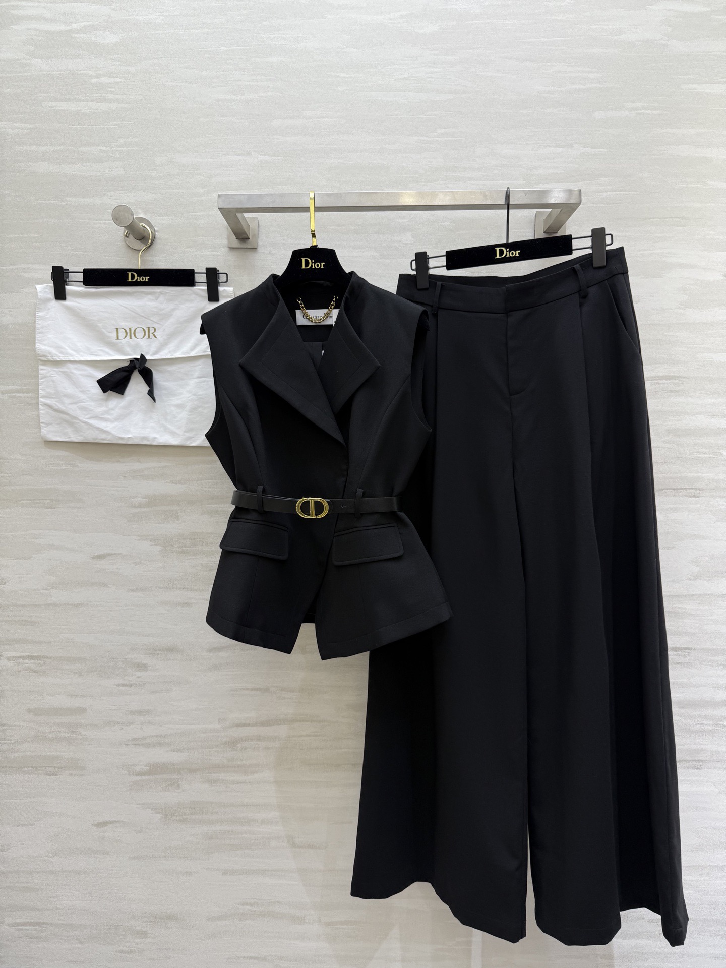 NO:734278,#DIO New Vest Suit Pants The waist belt design perfectly elongates the body proportions. The three-dimensional cut silhouette is super fashionable. High-quality customization. Available in stock first size S/M/L/XL (S size bust 88, length 58, pants waist 64, trouser length 104),, dior,19860909#DIO新款 马甲套装裤 腰部腰带设计完美拉长身材比例 立体剪裁廓形大摆裤超级大气时髦 高品质定制 现货首发sizeS/M/L/XL（s码胸围88,衣长58,裤子腰围64,裤长104）,,dior,,Women's clothing