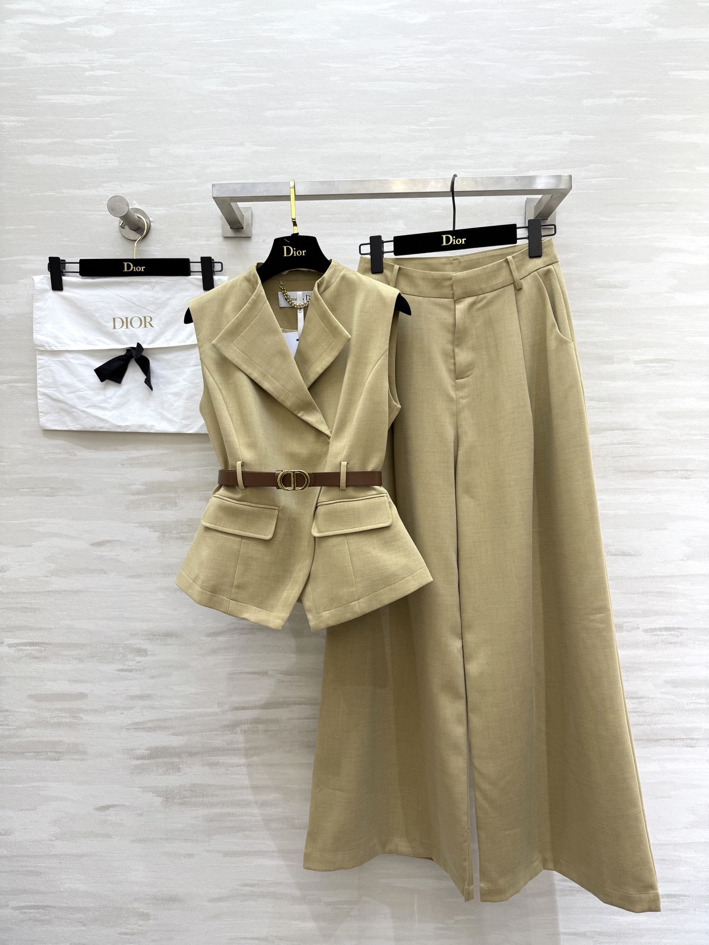 NO:734272,#DIO's new vest suit pants. The waist belt design perfectly elongates the body proportions. The three-dimensional silhouette of the wide-swing pants is super fashionable. High-quality customization. Available in stock. Size S/M/L/XL (S size bust 88, length 58, waist circumference 64, trouser length 104,, dior,19860909#DIO新款 马甲套装裤 腰部腰带设计完美拉长身材比例 立体剪裁廓形大摆裤超级大气时髦 高品质定制 现货首发sizeS/M/L/XL（s码胸围88,衣长58,裤子腰围64,裤长104,,dior,,Women's clothing