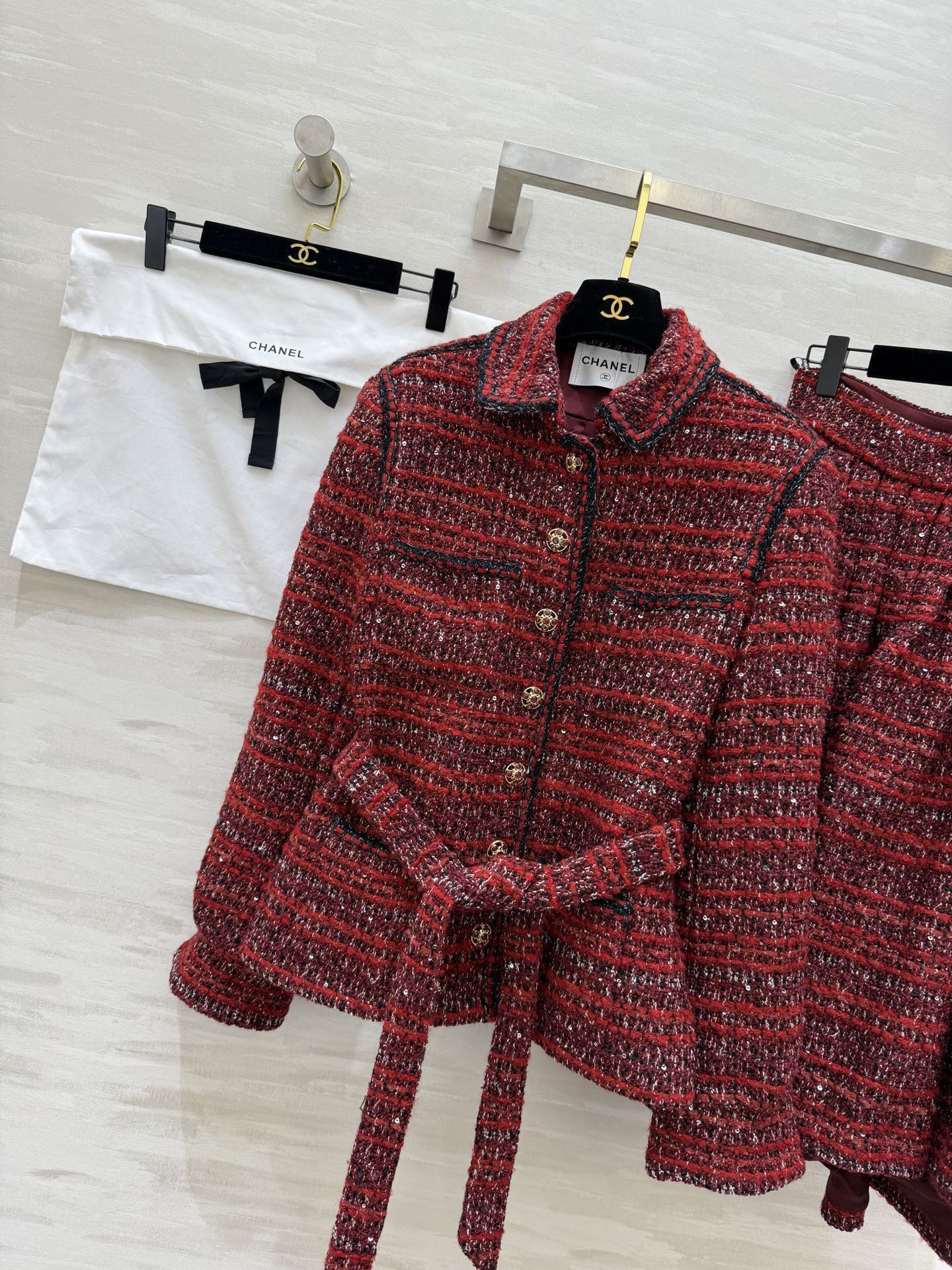 NO:734283,#Chane's new red tweed lapel jacket. Classic tweed material with full retro and modern temperament. The jacket comes with a belt and double pockets. It is slim and slim. Pair it with high heels or a handbag. It can be easily worn at holiday parties and formal occasions!  High quality customization, available in stock first size S/M/L (S size coat shoulder width 40, bust 98, length 60), chanel, high heels, jackets & coats,19860909#Chane新款 红色粗花呢翻领外套 经典粗花呢材质复古摩登气质满分 外套配腰带和双口袋 修身显瘦 搭配高跟鞋或手提包 节日聚会、正式场合都能轻松驾驭！高品质定制 现货首发sizeS/M/L（s码外套肩宽40,胸围98,衣长60）外,,chanel,high heels,jackets & coats,,Women's clothing