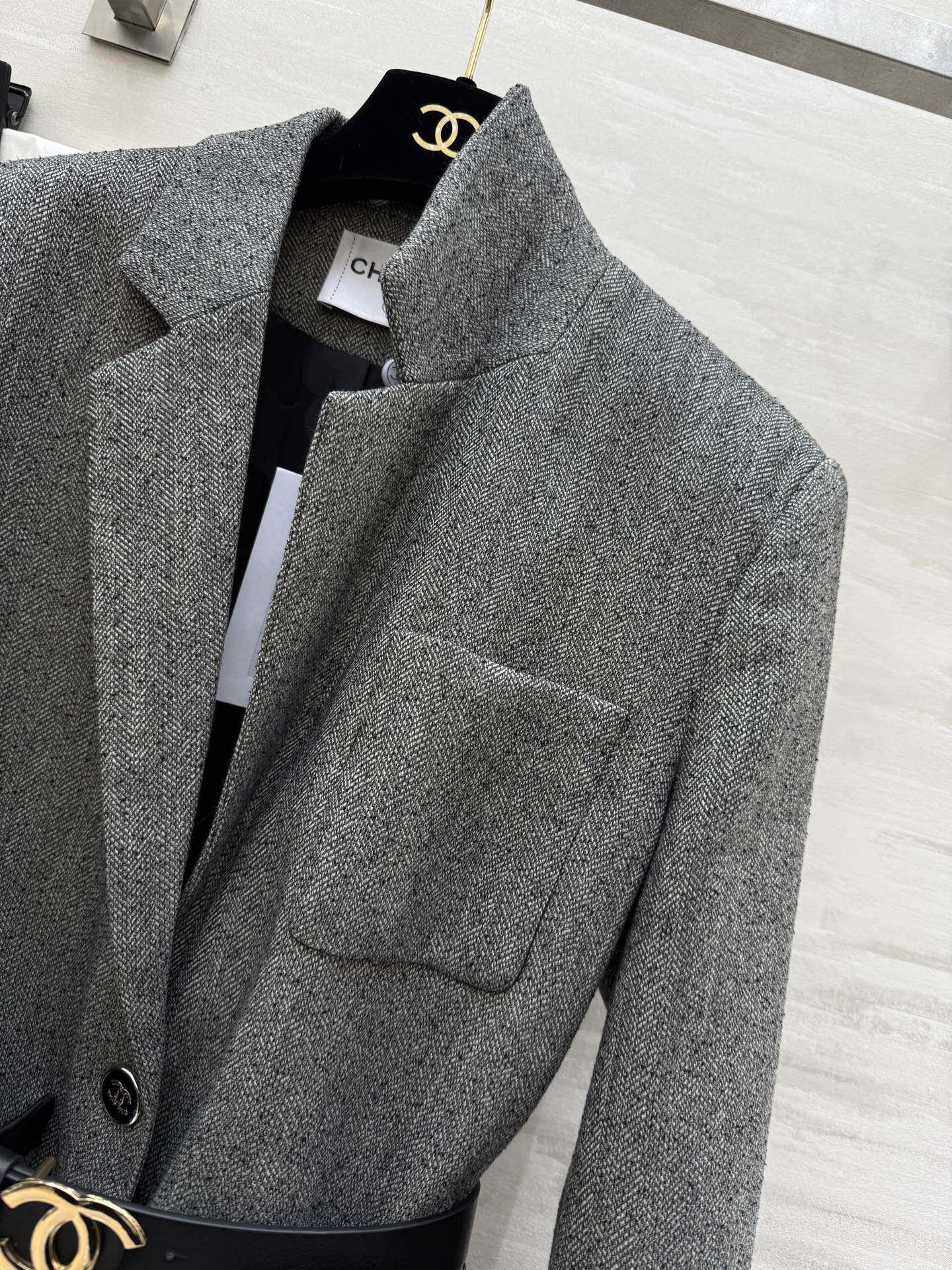 #Chane♡²⁶早春新款 收腰西装外套 羊毛混纺面料 单排扣＋翻领设计 黑色皮质腰带配双C金属扣 收腰