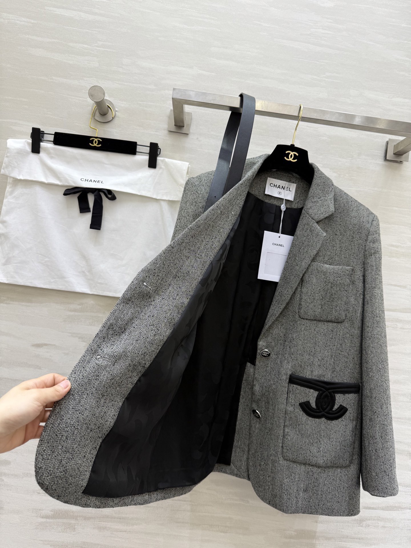 #Chane♡²⁶早春新款 收腰西装外套 羊毛混纺面料 单排扣＋翻领设计 黑色皮质腰带配双C金属扣 收腰