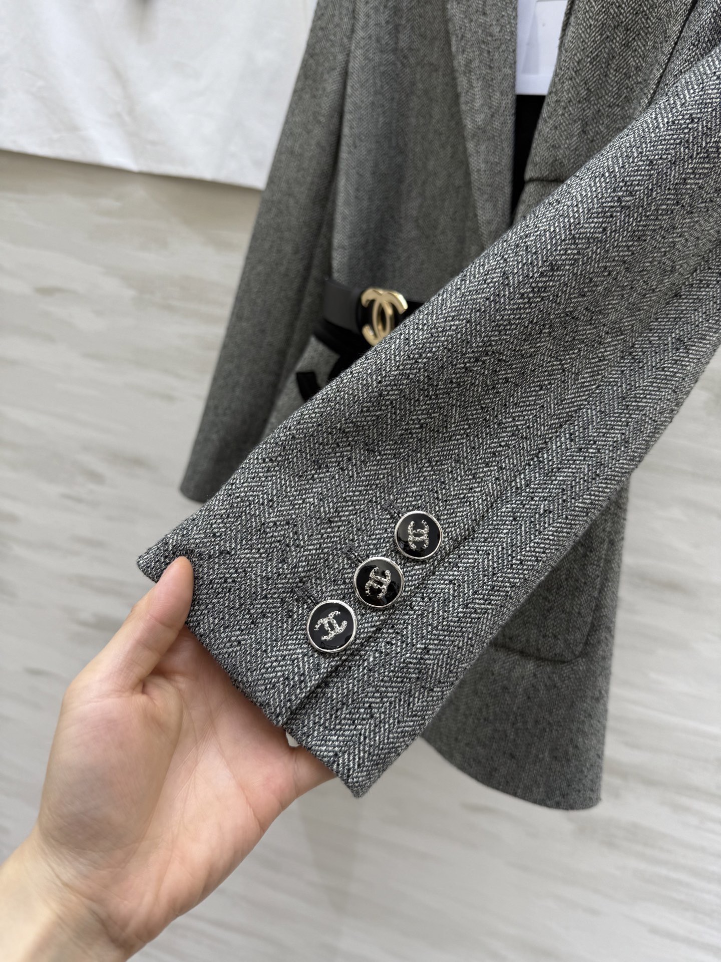 #Chane♡²⁶早春新款 收腰西装外套 羊毛混纺面料 单排扣＋翻领设计 黑色皮质腰带配双C金属扣 收腰