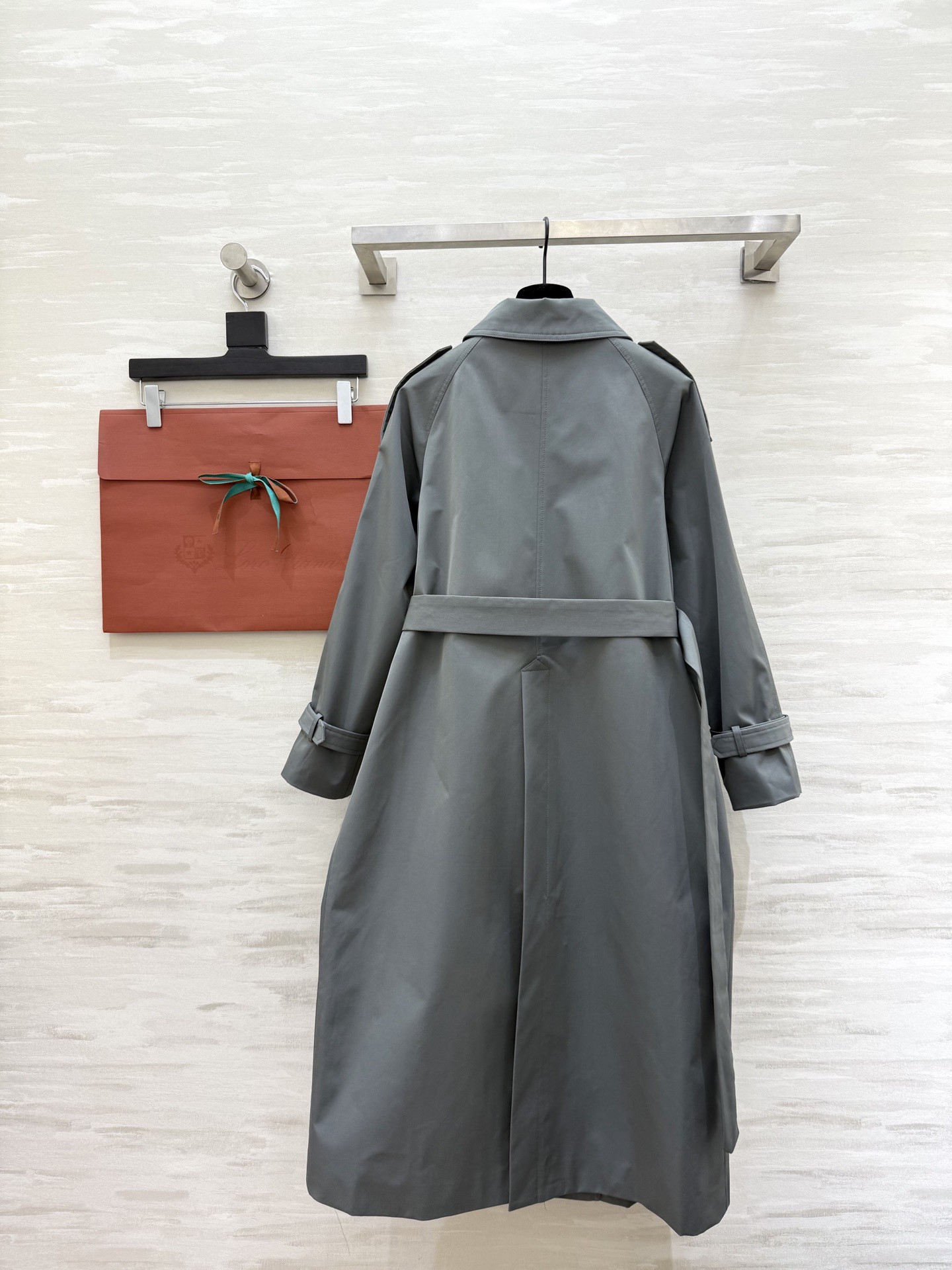 #Loro Piana♡²⁶早春新款 双排扣风衣 经典长款设计 防风防水面料 春秋季节穿着超合适！肩部装