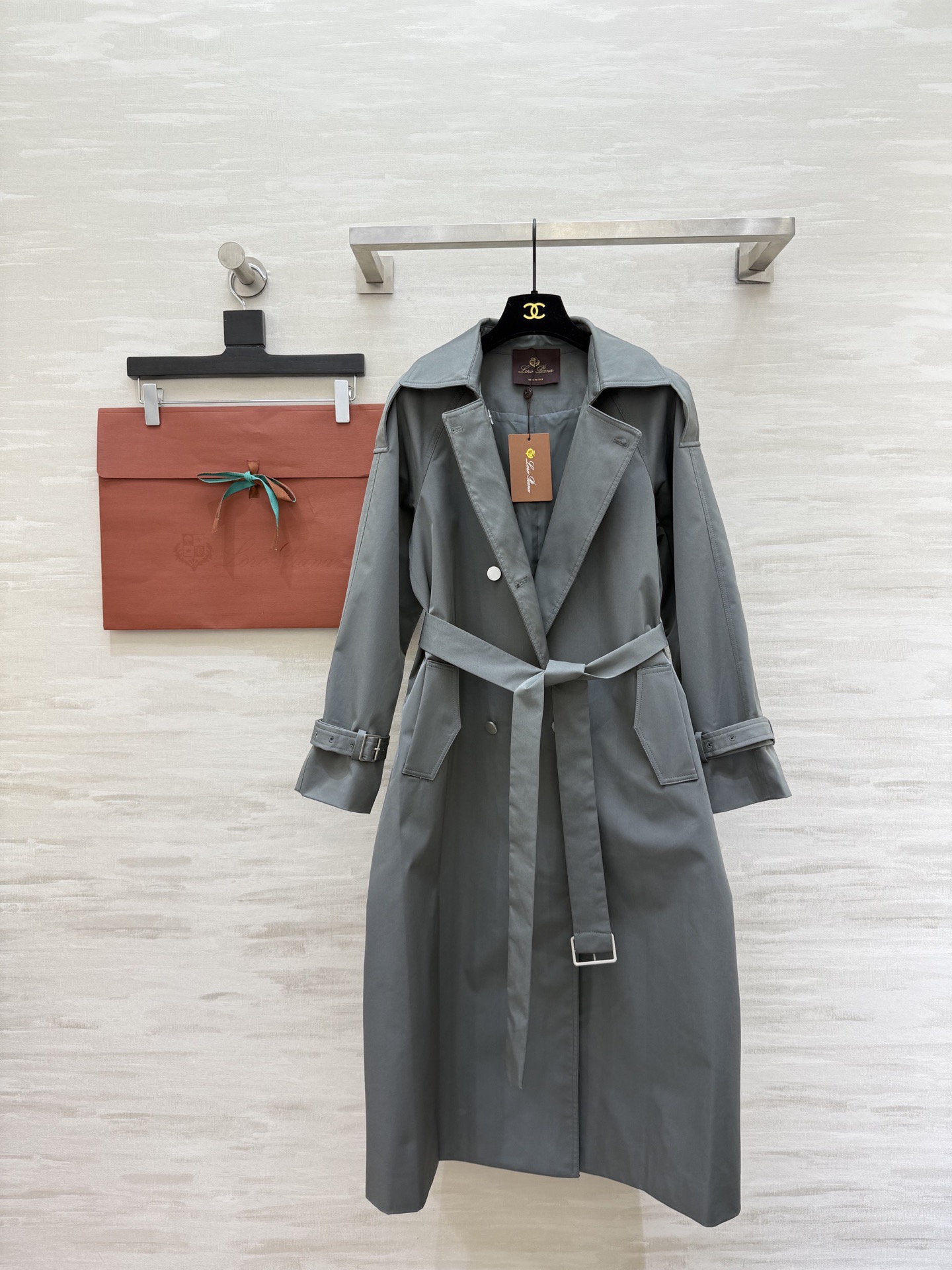 #Loro Piana♡²⁶早春新款 双排扣风衣 经典长款设计 防风防水面料 春秋季节穿着超合适！肩部装