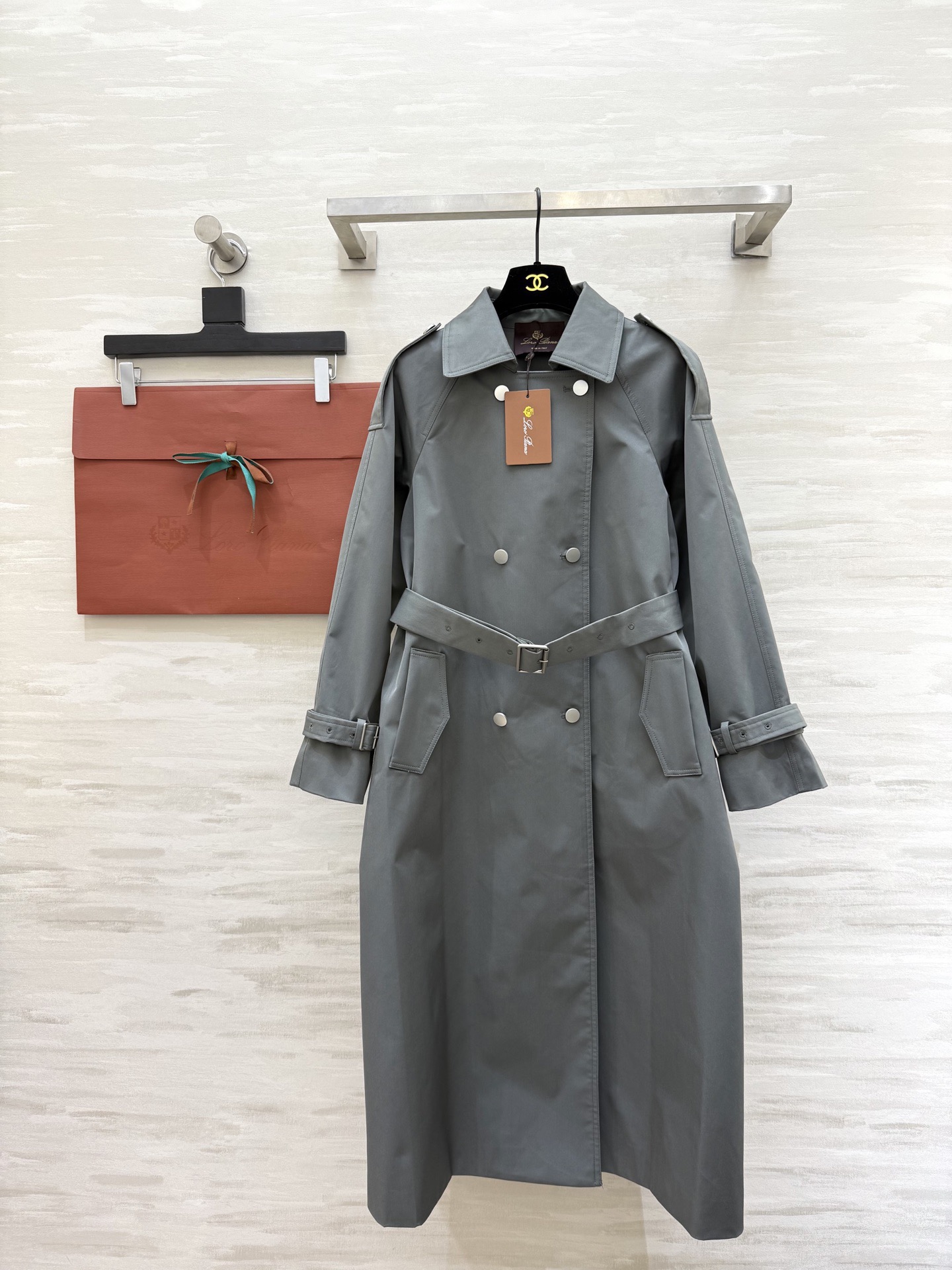 #Loro Piana♡²⁶早春新款 双排扣风衣 经典长款设计 防风防水面料 春秋季节穿着超合适！肩部装