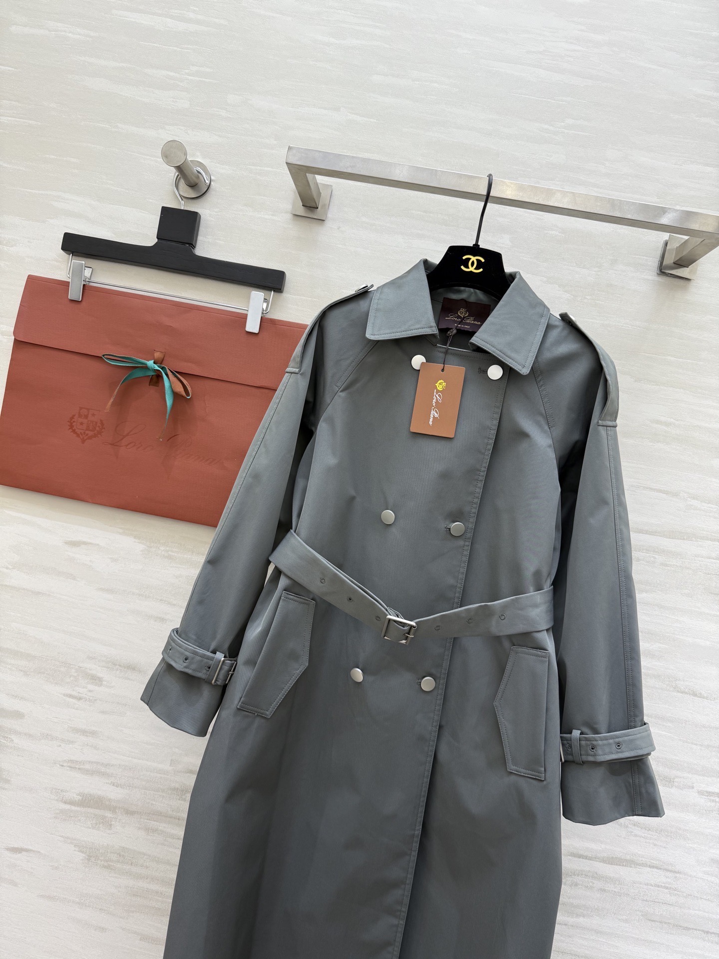 #Loro Piana♡²⁶早春新款 双排扣风衣 经典长款设计 防风防水面料 春秋季节穿着超合适！肩部装