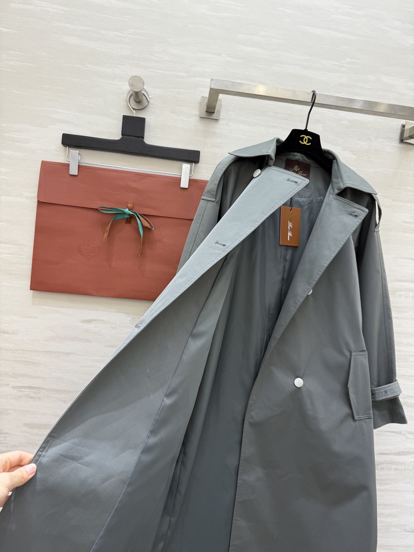 #Loro Piana♡²⁶早春新款 双排扣风衣 经典长款设计 防风防水面料 春秋季节穿着超合适！肩部装