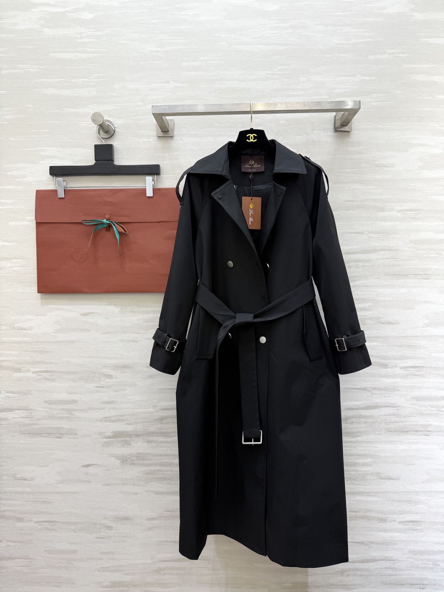 #Loro Piana♡²⁶早春新款 双排扣风衣 经典长款设计 防风防水面料 春秋季节穿着超合适！肩部装