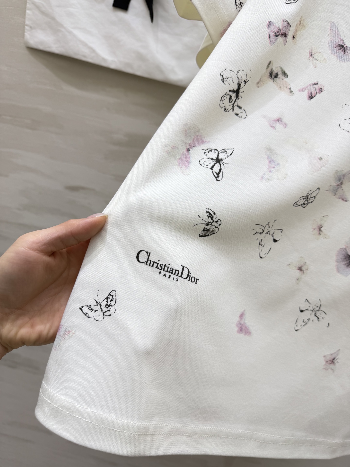 #Dio♡²⁶春夏新款 蝴蝶印花T恤 选用柔软纯棉面料透气舒适 夏天穿超合适！白色底色配蝴蝶印花清新又优