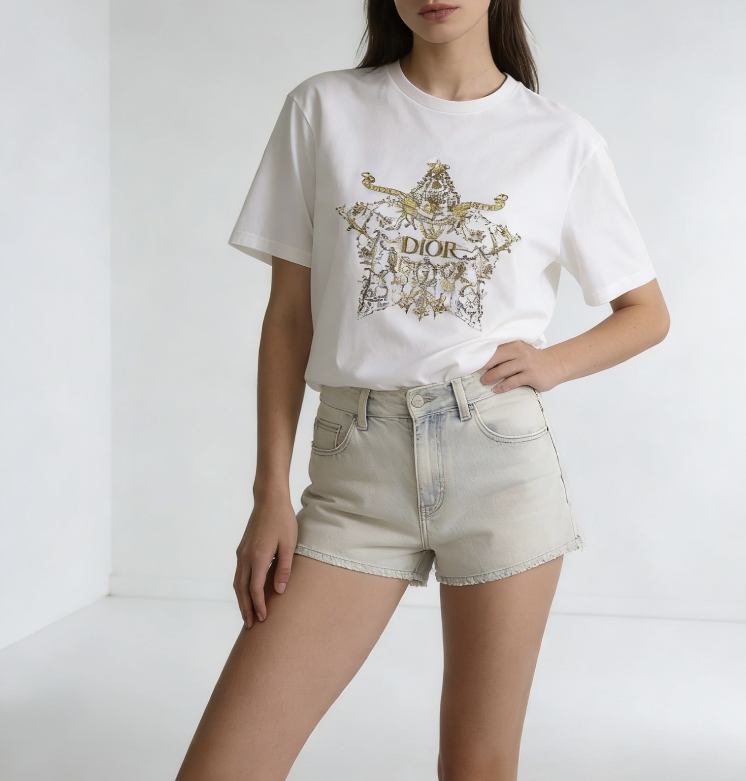 #Dio♡²⁶春夏新款 重工刺绣🪡印花T恤 胸前金色徽章图案超有辨识度 融合品牌标志和巴洛克元素 奢华感