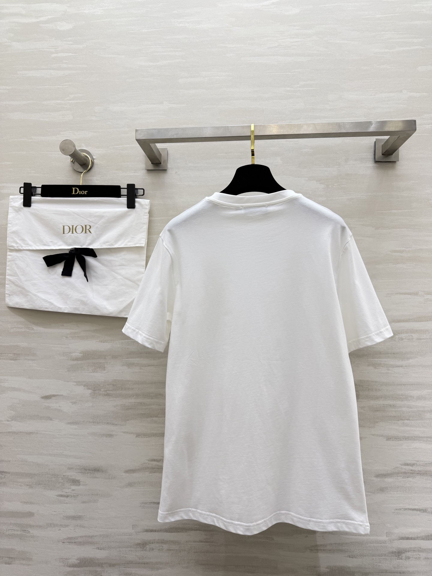 #Dio♡²⁶春夏新款 重工刺绣🪡印花T恤 胸前金色徽章图案超有辨识度 融合品牌标志和巴洛克元素 奢华感