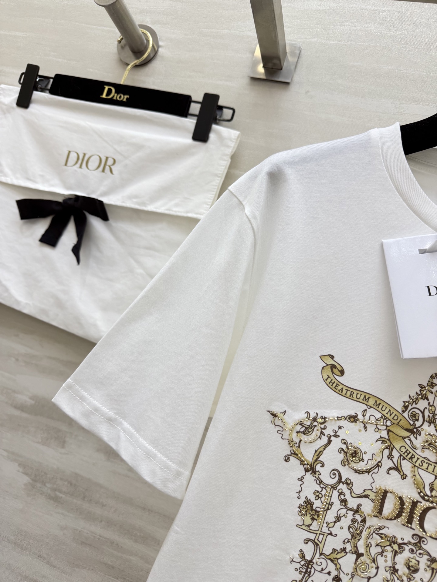 #Dio♡²⁶春夏新款 重工刺绣🪡印花T恤 胸前金色徽章图案超有辨识度 融合品牌标志和巴洛克元素 奢华感