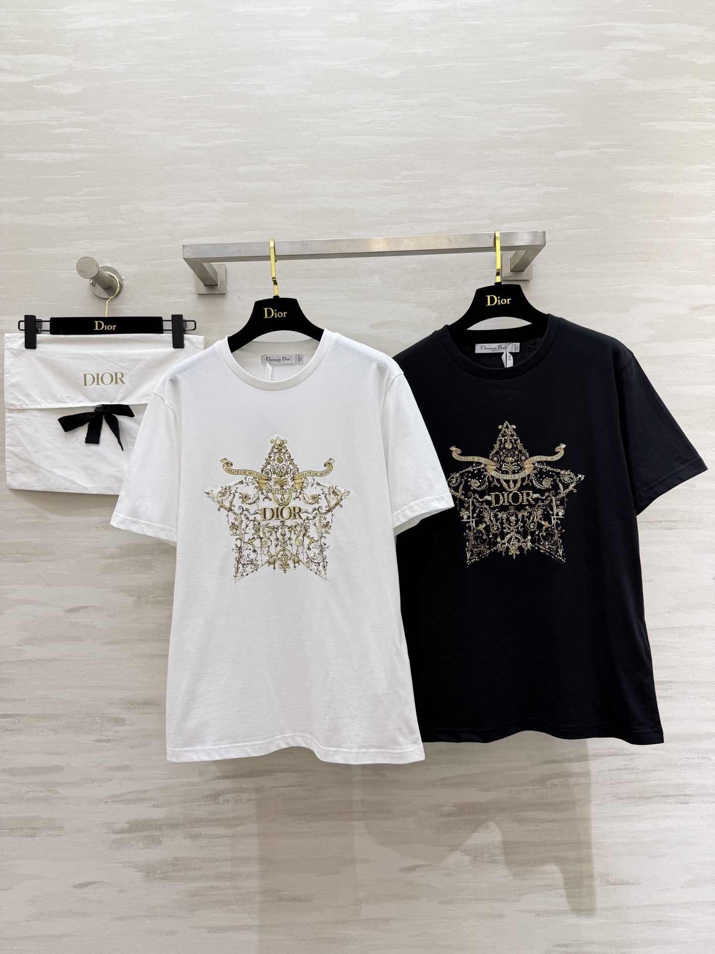 #Dio♡²⁶春夏新款 重工刺绣🪡印花T恤 胸前金色徽章图案超有辨识度 融合品牌标志和巴洛克元素 奢华感