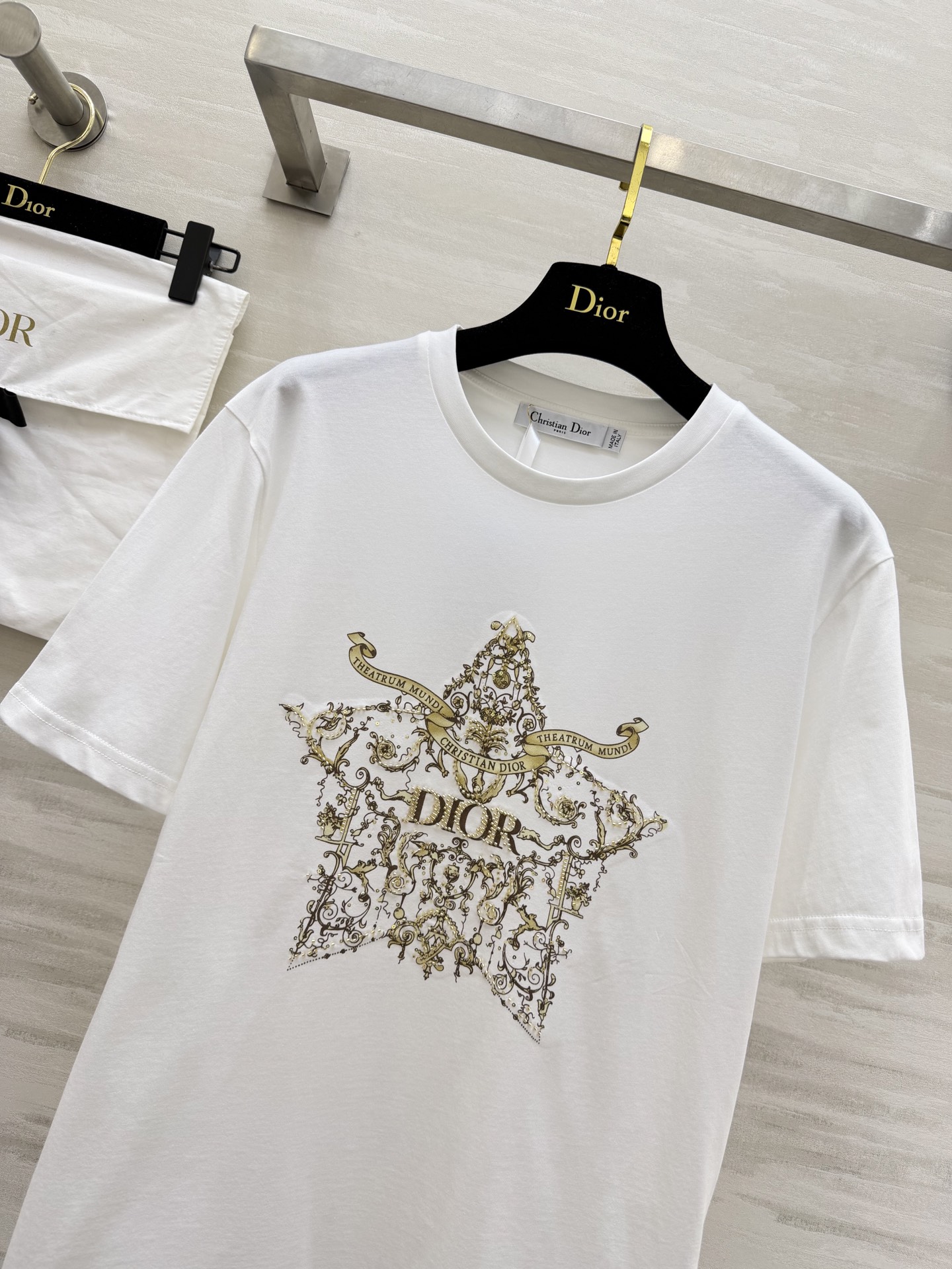#Dio♡²⁶春夏新款 重工刺绣🪡印花T恤 胸前金色徽章图案超有辨识度 融合品牌标志和巴洛克元素 奢华感