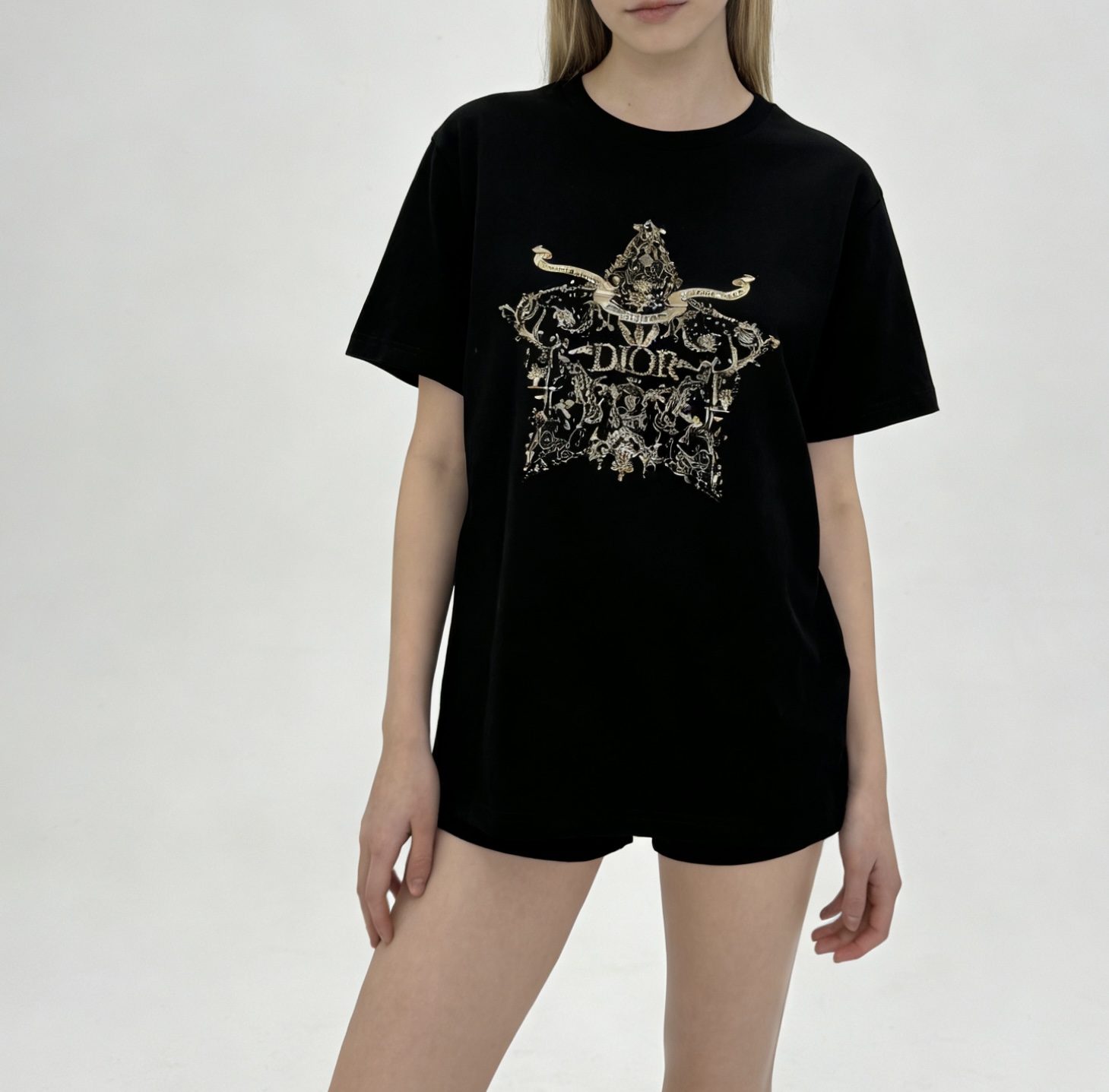 #Dio♡²⁶春夏新款 重工刺绣🪡印花T恤 胸前金色徽章图案超有辨识度 融合品牌标志和巴洛克元素 奢华感