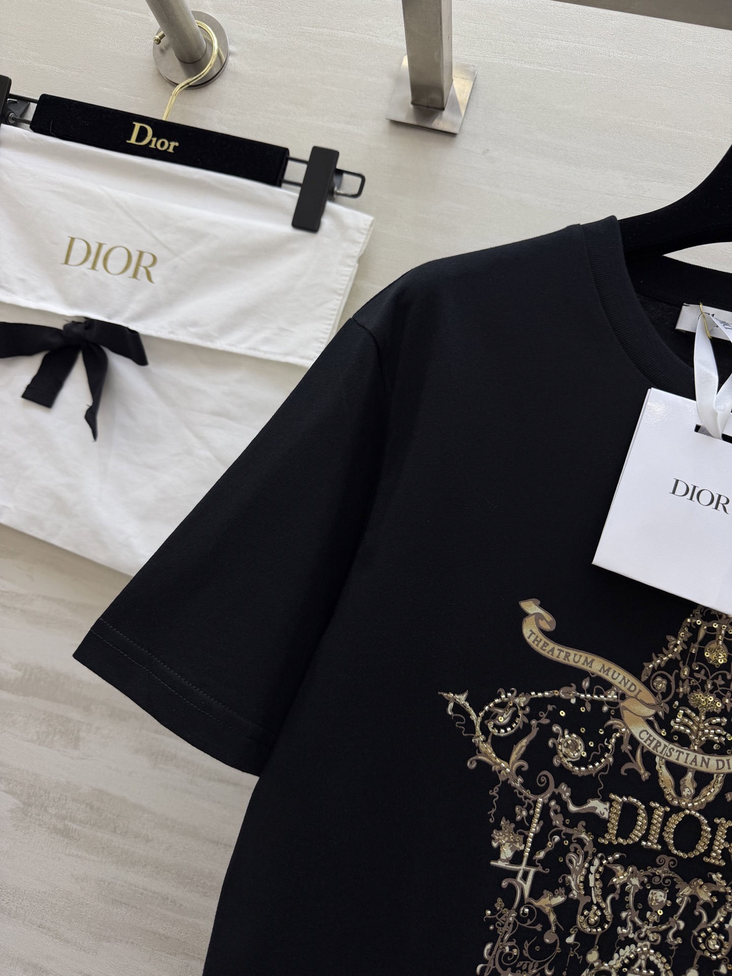 #Dio♡²⁶春夏新款 重工刺绣🪡印花T恤 胸前金色徽章图案超有辨识度 融合品牌标志和巴洛克元素 奢华感