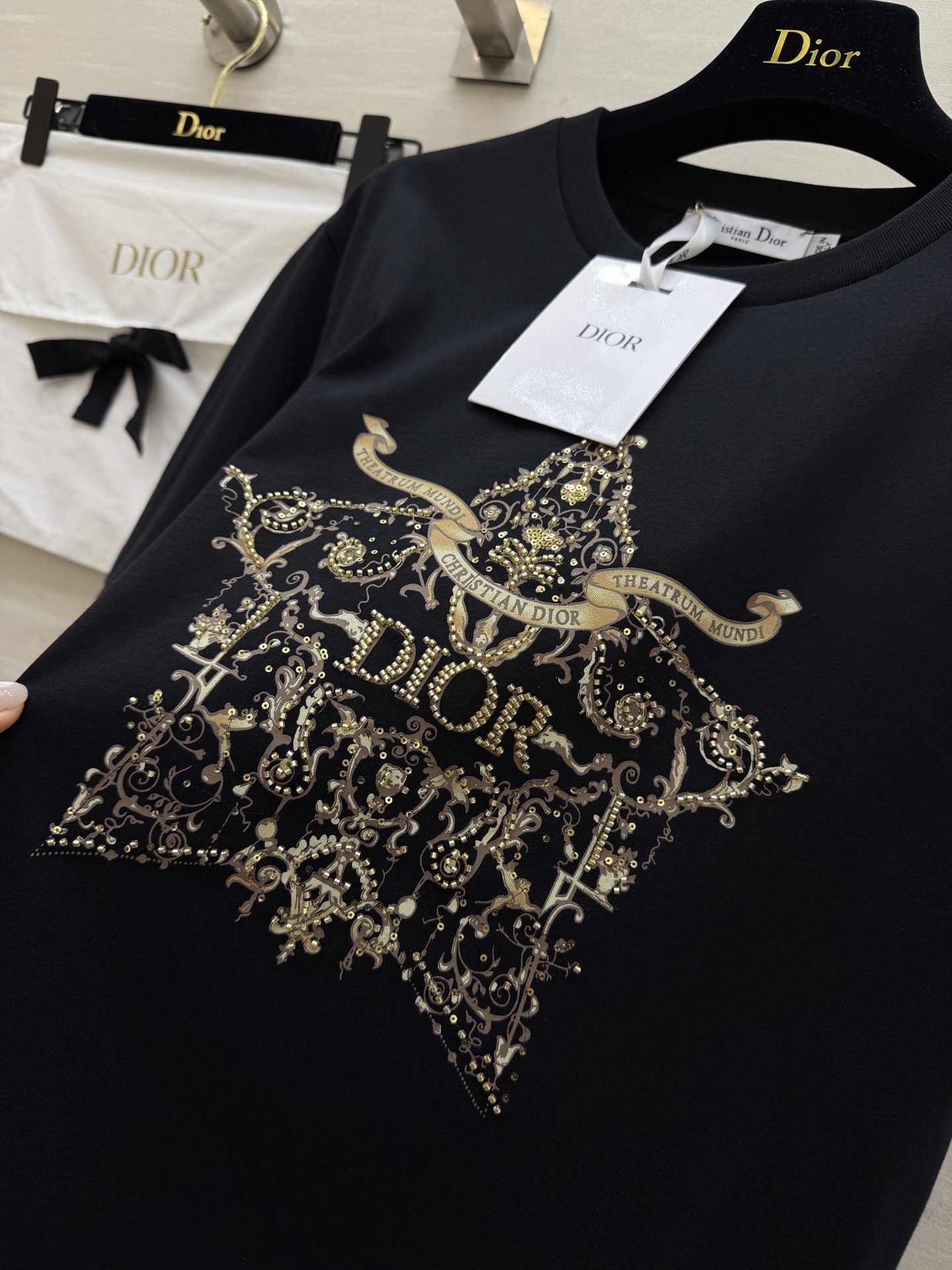 #Dio♡²⁶春夏新款 重工刺绣🪡印花T恤 胸前金色徽章图案超有辨识度 融合品牌标志和巴洛克元素 奢华感