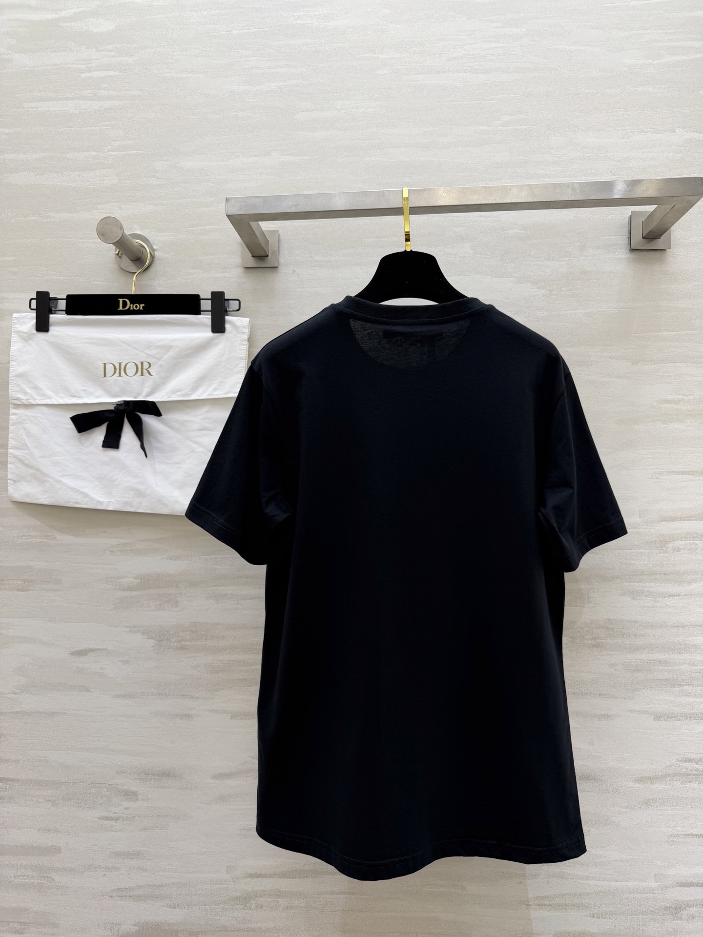 #Dio♡²⁶春夏新款 重工刺绣🪡印花T恤 胸前金色徽章图案超有辨识度 融合品牌标志和巴洛克元素 奢华感