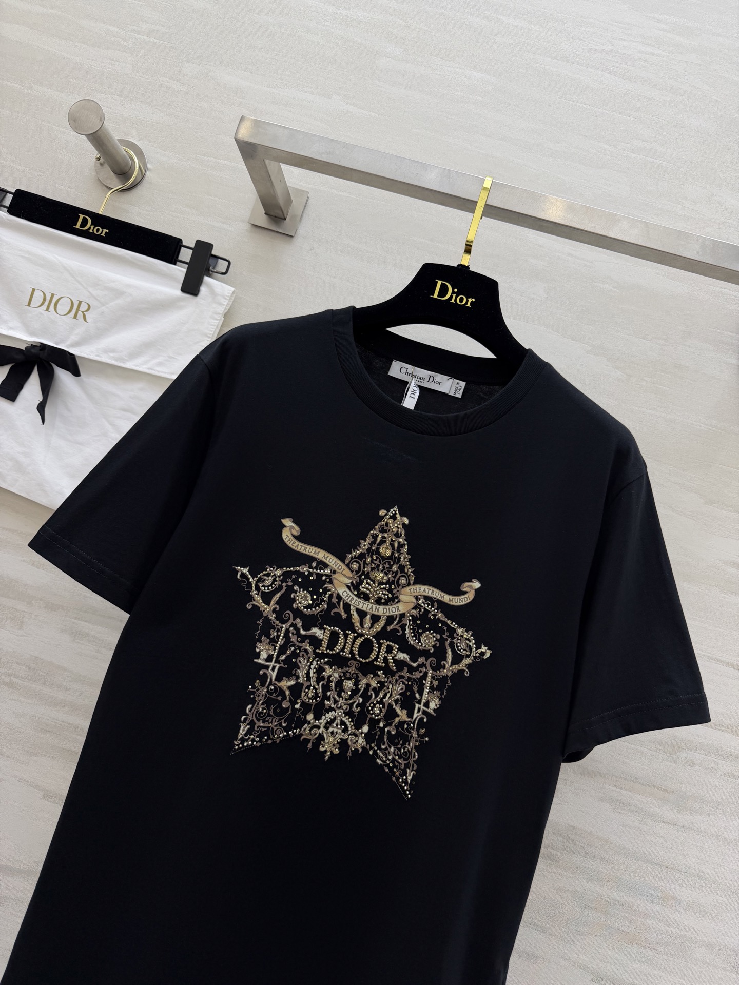 #Dio♡²⁶春夏新款 重工刺绣🪡印花T恤 胸前金色徽章图案超有辨识度 融合品牌标志和巴洛克元素 奢华感