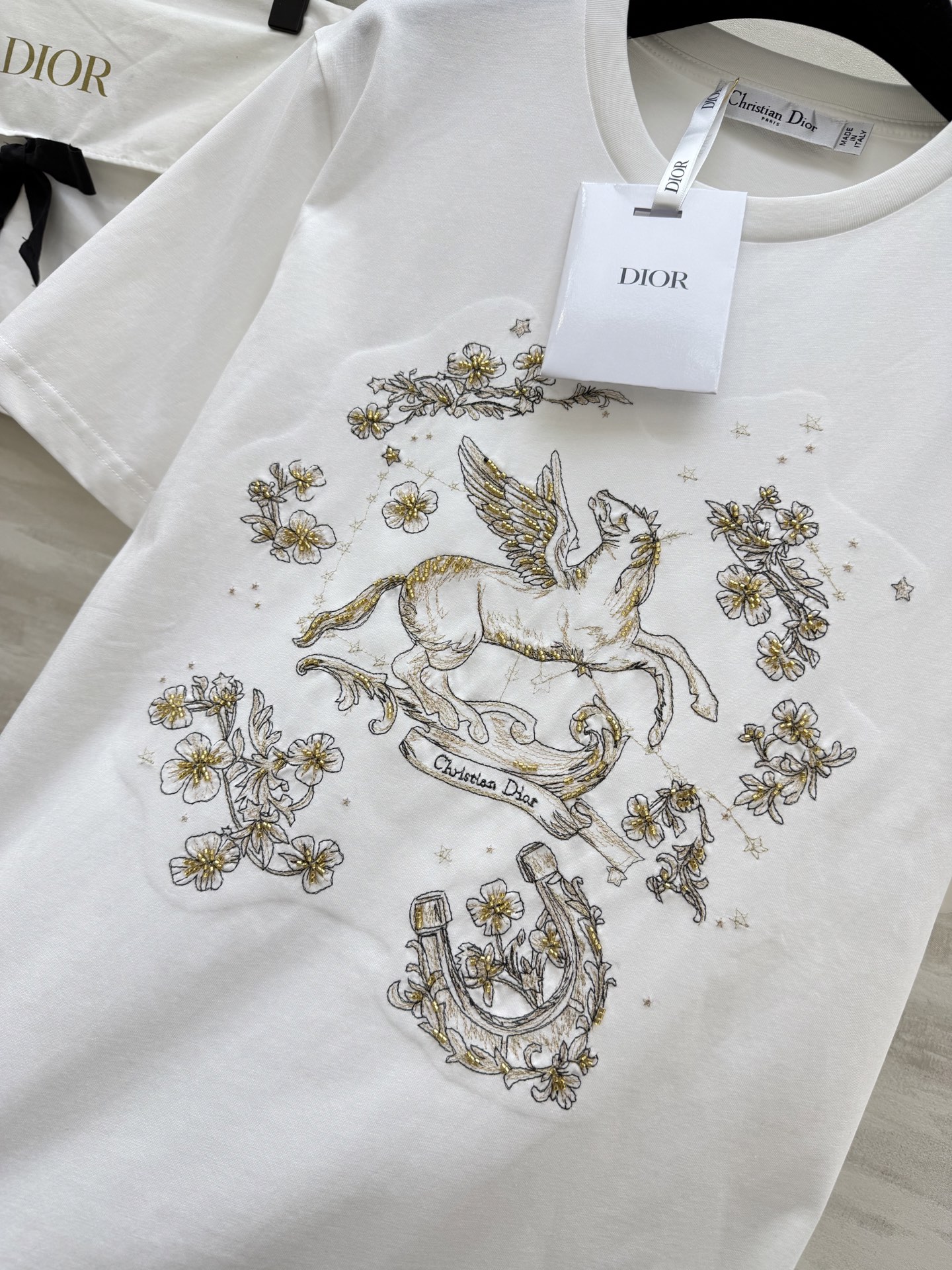 #Dio♡²⁶春夏新款 飞马刺绣钉珠T恤 选用高品质棉料柔软透气 夏天穿超舒服！正面飞马图案 纯手工刺绣