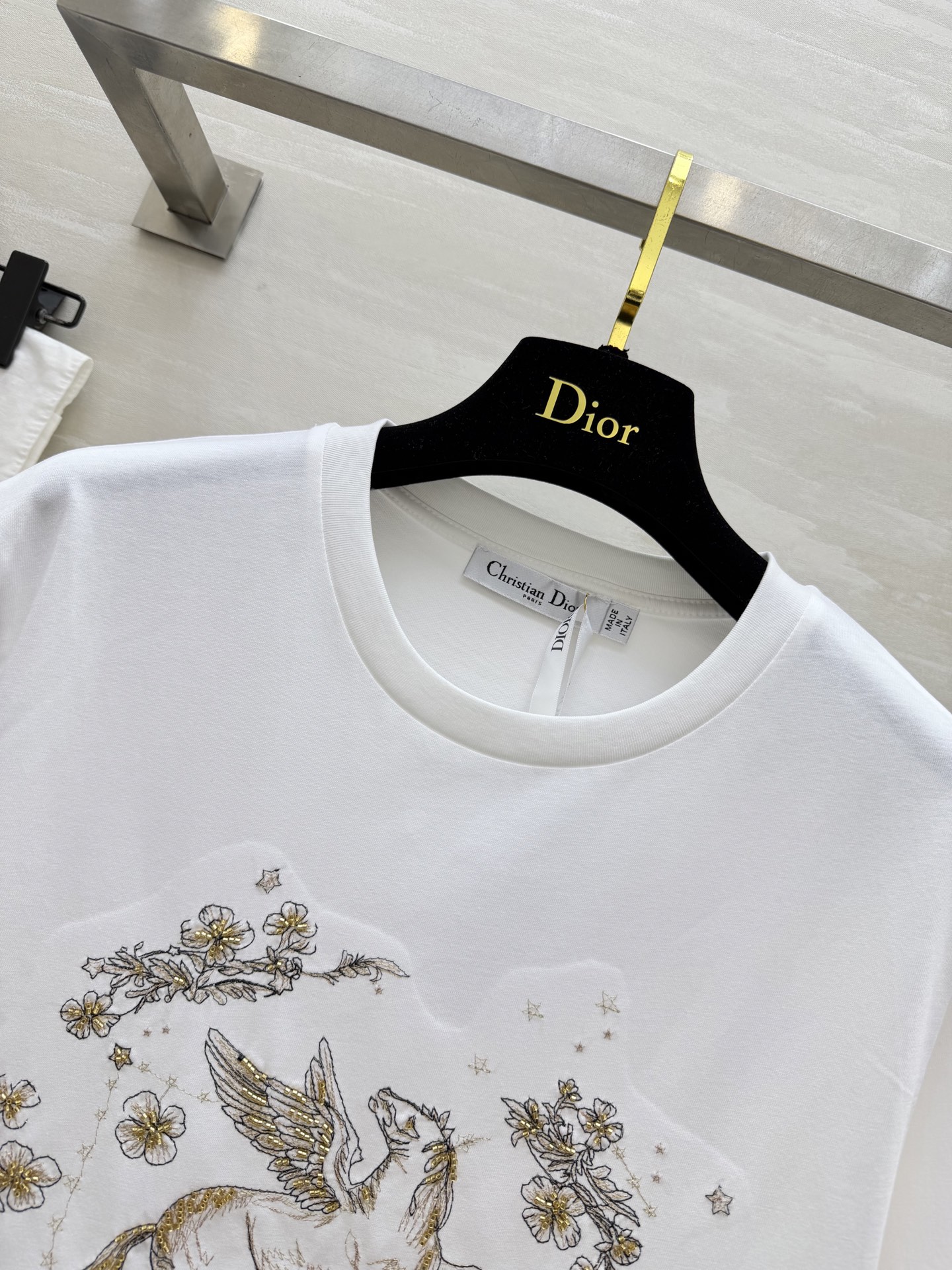 #Dio♡²⁶春夏新款 飞马刺绣钉珠T恤 选用高品质棉料柔软透气 夏天穿超舒服！正面飞马图案 纯手工刺绣