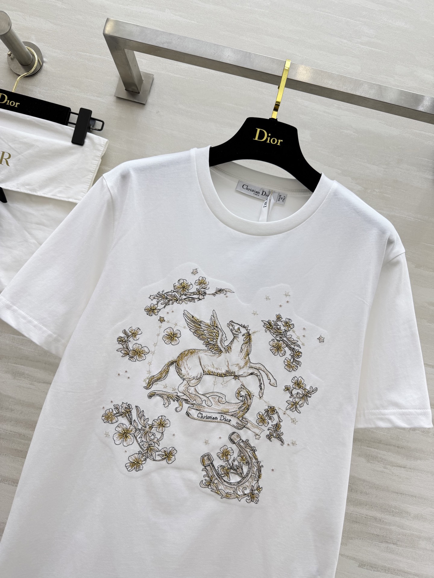 #Dio♡²⁶春夏新款 飞马刺绣钉珠T恤 选用高品质棉料柔软透气 夏天穿超舒服！正面飞马图案 纯手工刺绣