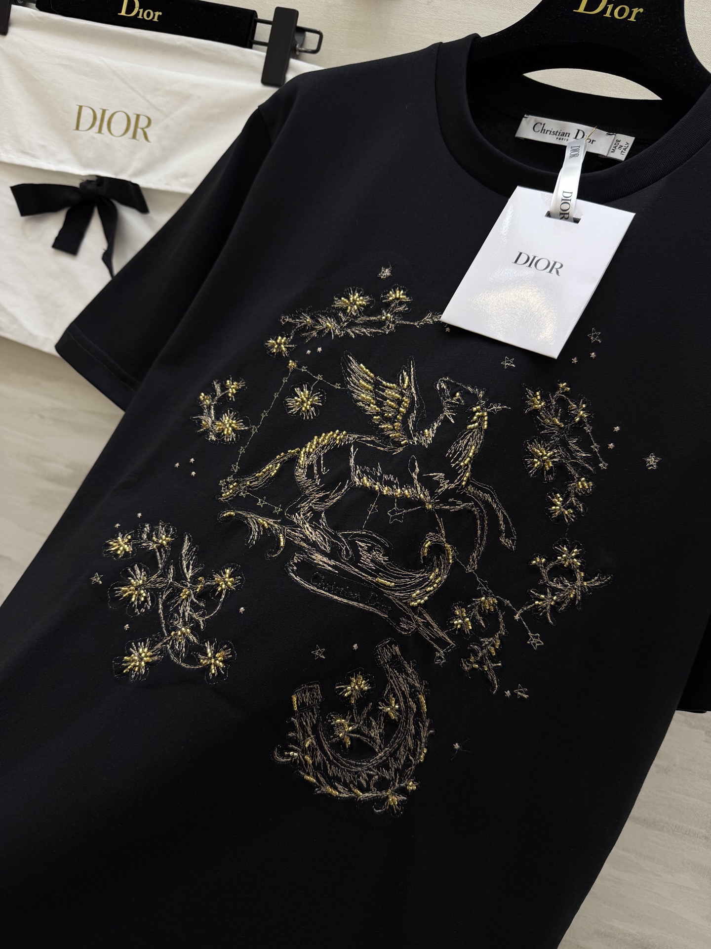 #Dio♡²⁶春夏新款 飞马刺绣钉珠T恤 选用高品质棉料柔软透气 夏天穿超舒服！正面飞马图案 纯手工刺绣