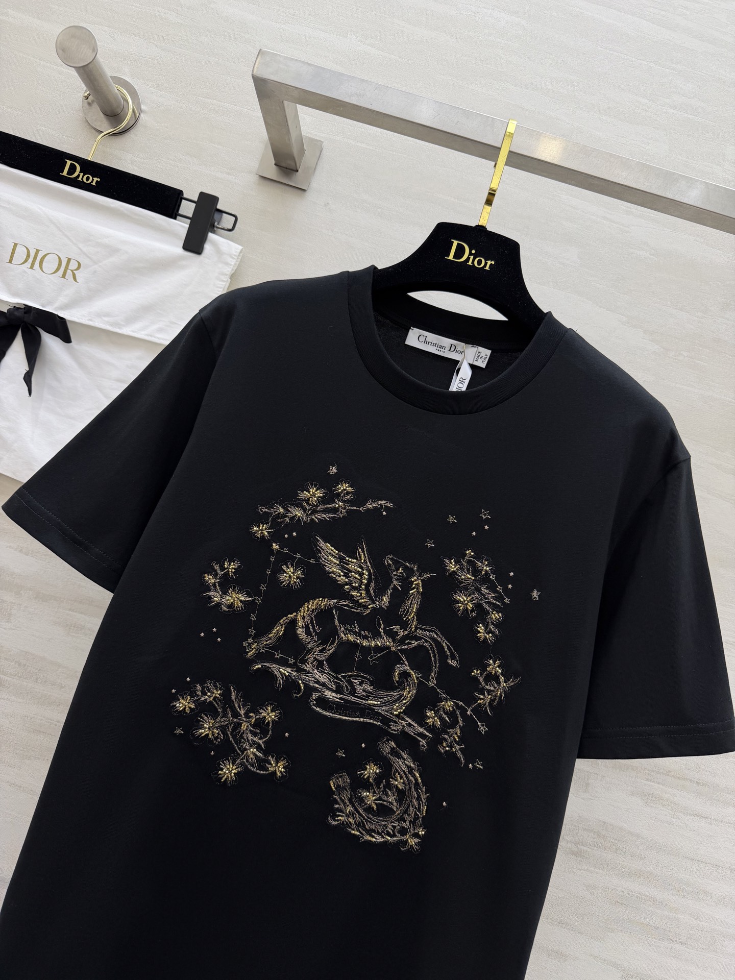 #Dio♡²⁶春夏新款 飞马刺绣钉珠T恤 选用高品质棉料柔软透气 夏天穿超舒服！正面飞马图案 纯手工刺绣