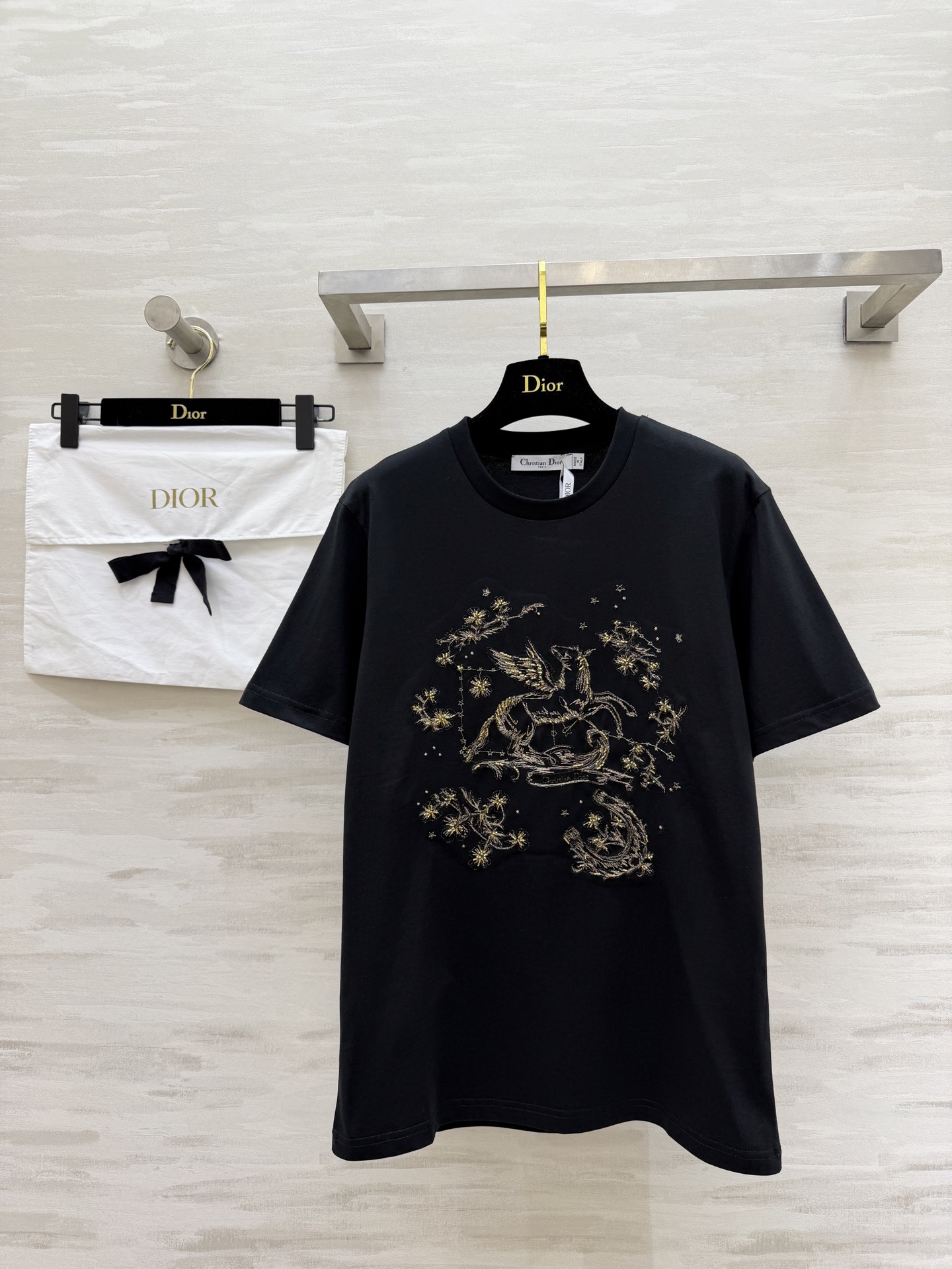 #Dio♡²⁶春夏新款 飞马刺绣钉珠T恤 选用高品质棉料柔软透气 夏天穿超舒服！正面飞马图案 纯手工刺绣