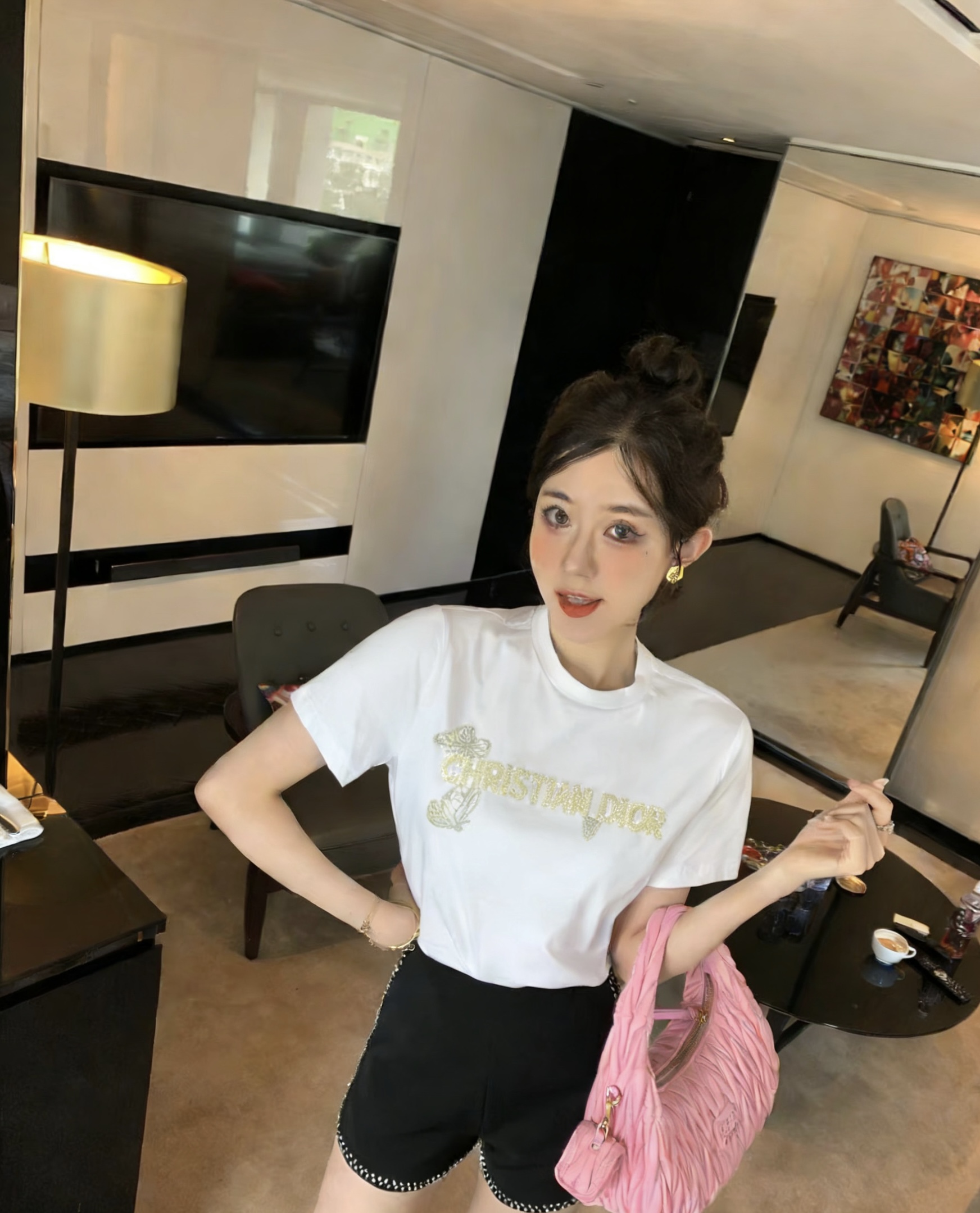 #DIO♡²⁶春夏新款 蝴蝶🦋重工刺绣🪡 字母logo钉珠短袖T恤 满满精致工艺感 纯棉质地亲肤舒适 高
