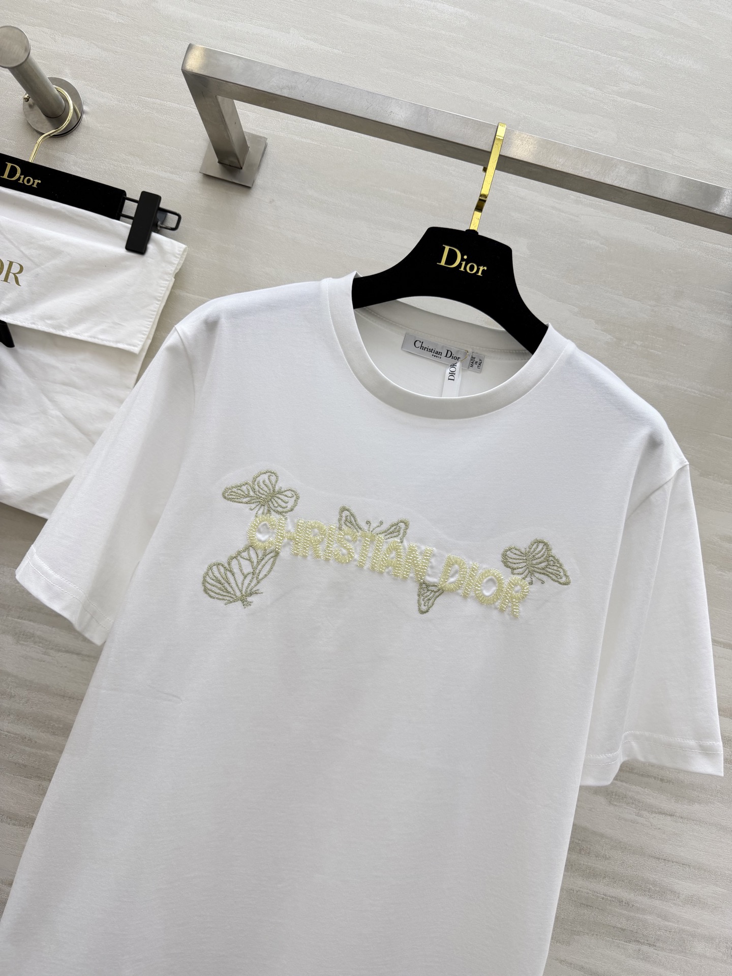 #DIO♡²⁶春夏新款 蝴蝶🦋重工刺绣🪡 字母logo钉珠短袖T恤 满满精致工艺感 纯棉质地亲肤舒适 高