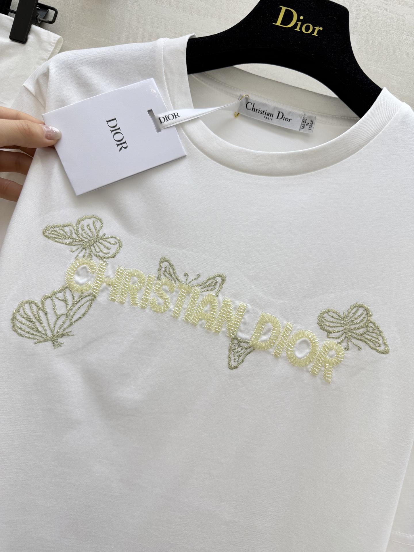 #DIO♡²⁶春夏新款 蝴蝶🦋重工刺绣🪡 字母logo钉珠短袖T恤 满满精致工艺感 纯棉质地亲肤舒适 高