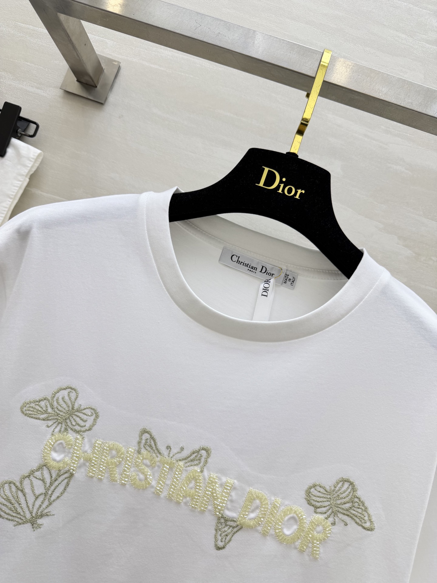 #DIO♡²⁶春夏新款 蝴蝶🦋重工刺绣🪡 字母logo钉珠短袖T恤 满满精致工艺感 纯棉质地亲肤舒适 高