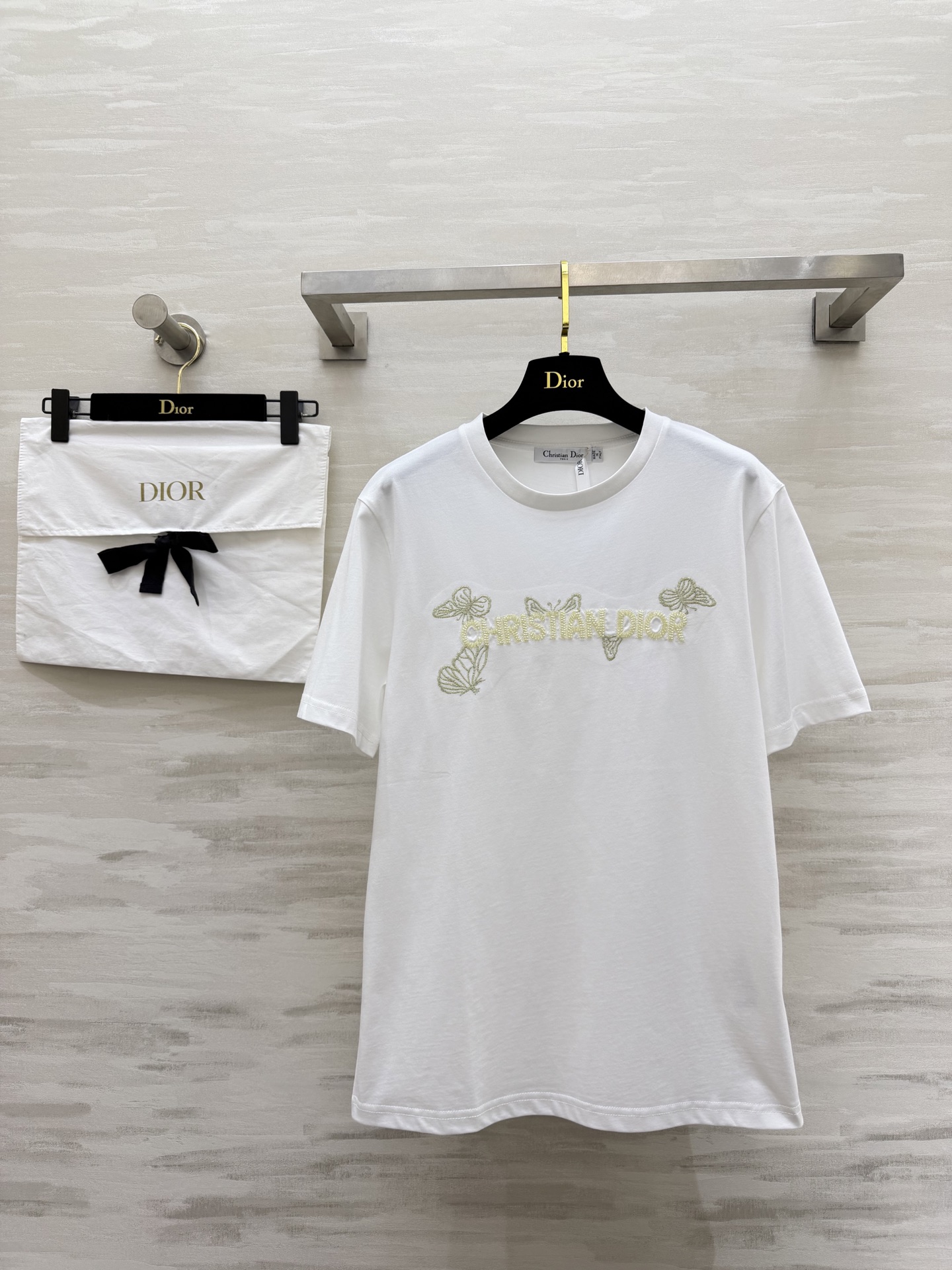 #DIO♡²⁶春夏新款 蝴蝶🦋重工刺绣🪡 字母logo钉珠短袖T恤 满满精致工艺感 纯棉质地亲肤舒适 高