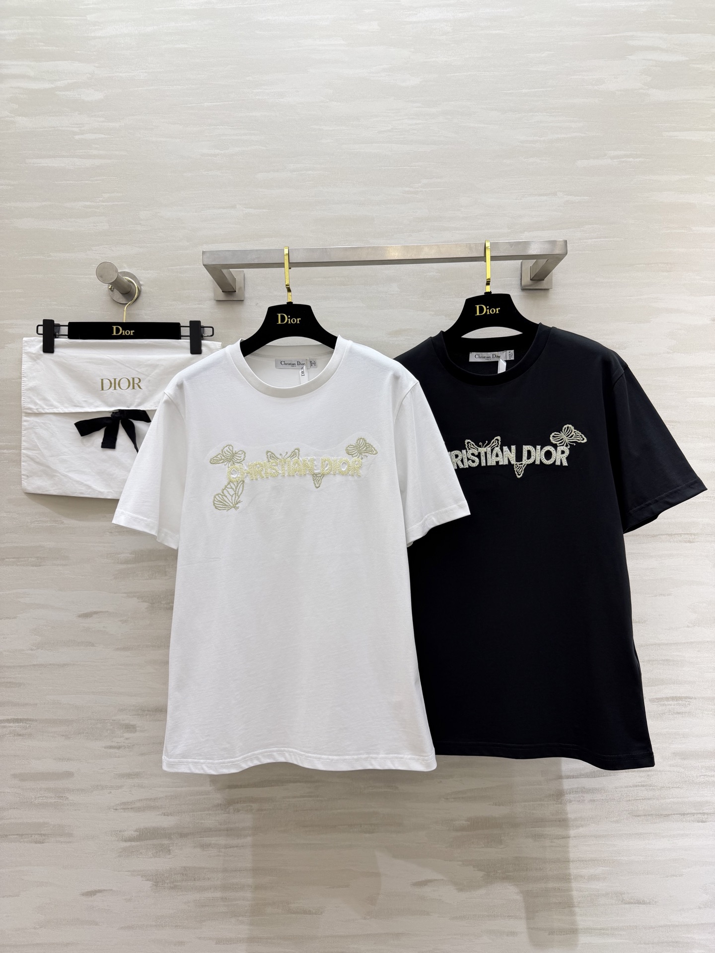 #DIO♡²⁶春夏新款 蝴蝶🦋重工刺绣🪡 字母logo钉珠短袖T恤 满满精致工艺感 纯棉质地亲肤舒适 高