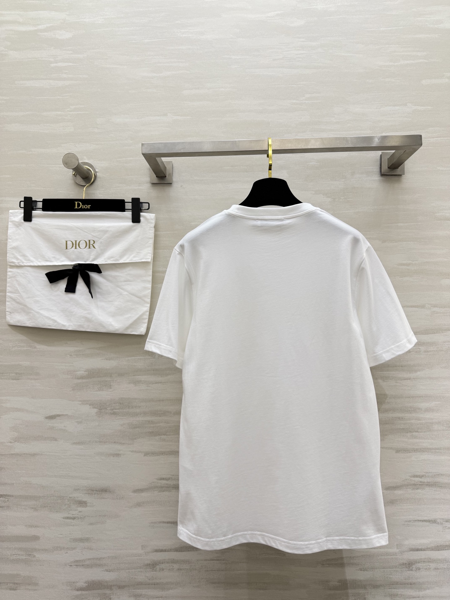 #DIO♡²⁶春夏新款 蝴蝶🦋重工刺绣🪡 字母logo钉珠短袖T恤 满满精致工艺感 纯棉质地亲肤舒适 高