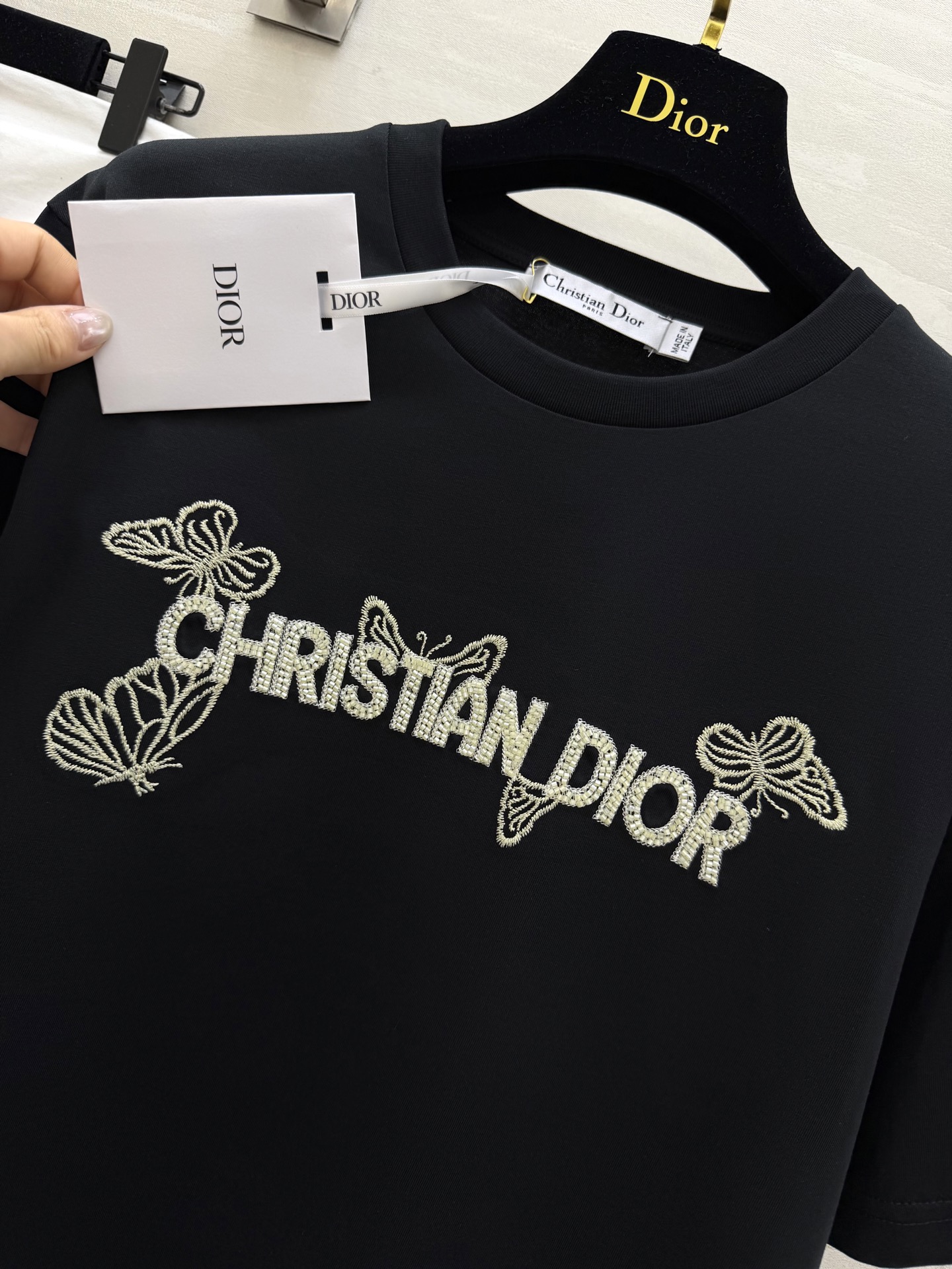 #DIO♡²⁶春夏新款 蝴蝶🦋重工刺绣🪡 字母logo钉珠短袖T恤 满满精致工艺感 纯棉质地亲肤舒适 高