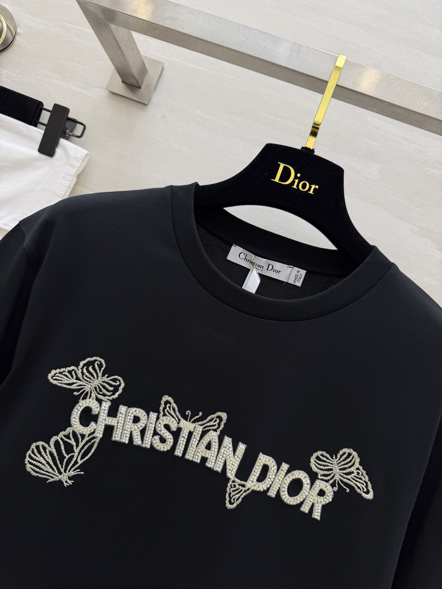 #DIO♡²⁶春夏新款 蝴蝶🦋重工刺绣🪡 字母logo钉珠短袖T恤 满满精致工艺感 纯棉质地亲肤舒适 高