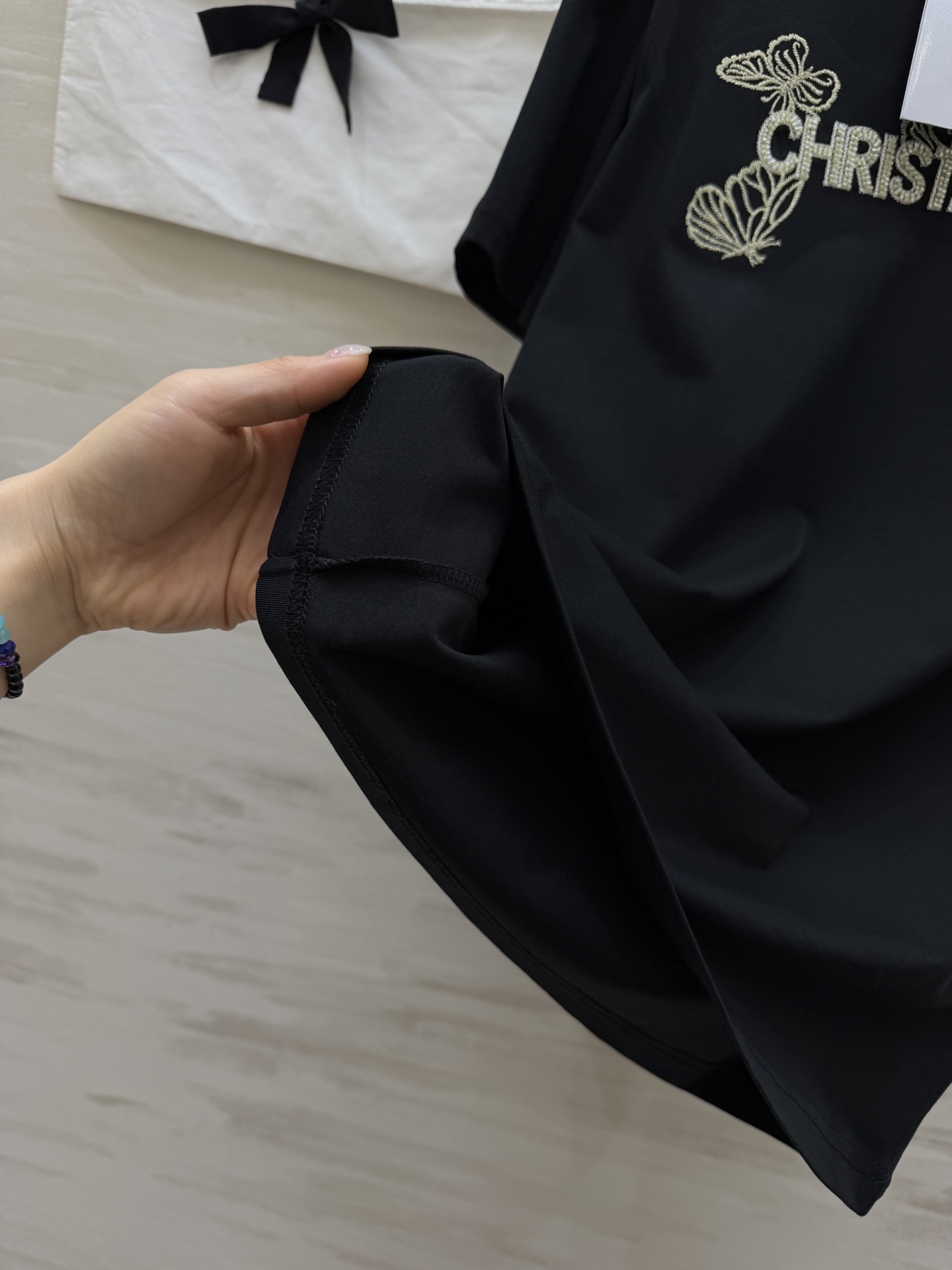 #DIO♡²⁶春夏新款 蝴蝶🦋重工刺绣🪡 字母logo钉珠短袖T恤 满满精致工艺感 纯棉质地亲肤舒适 高