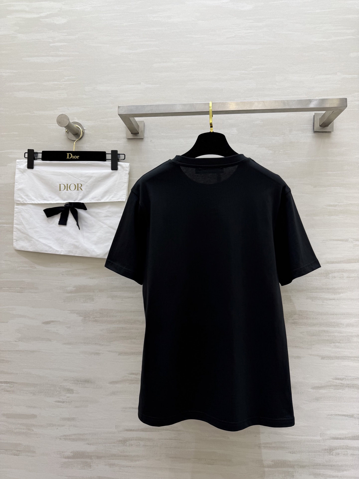 #DIO♡²⁶春夏新款 蝴蝶🦋重工刺绣🪡 字母logo钉珠短袖T恤 满满精致工艺感 纯棉质地亲肤舒适 高