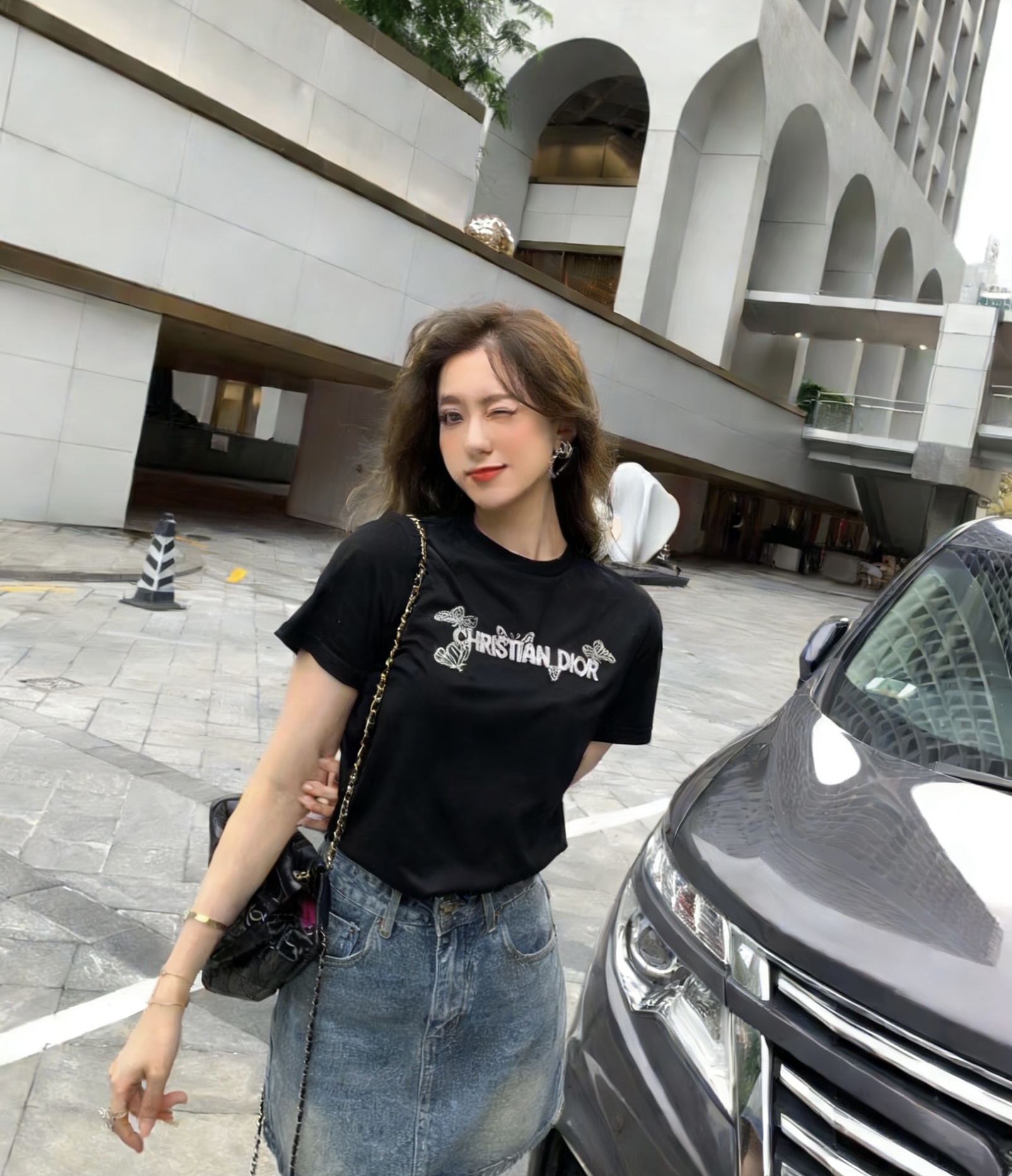 #DIO♡²⁶春夏新款 蝴蝶🦋重工刺绣🪡 字母logo钉珠短袖T恤 满满精致工艺感 纯棉质地亲肤舒适 高