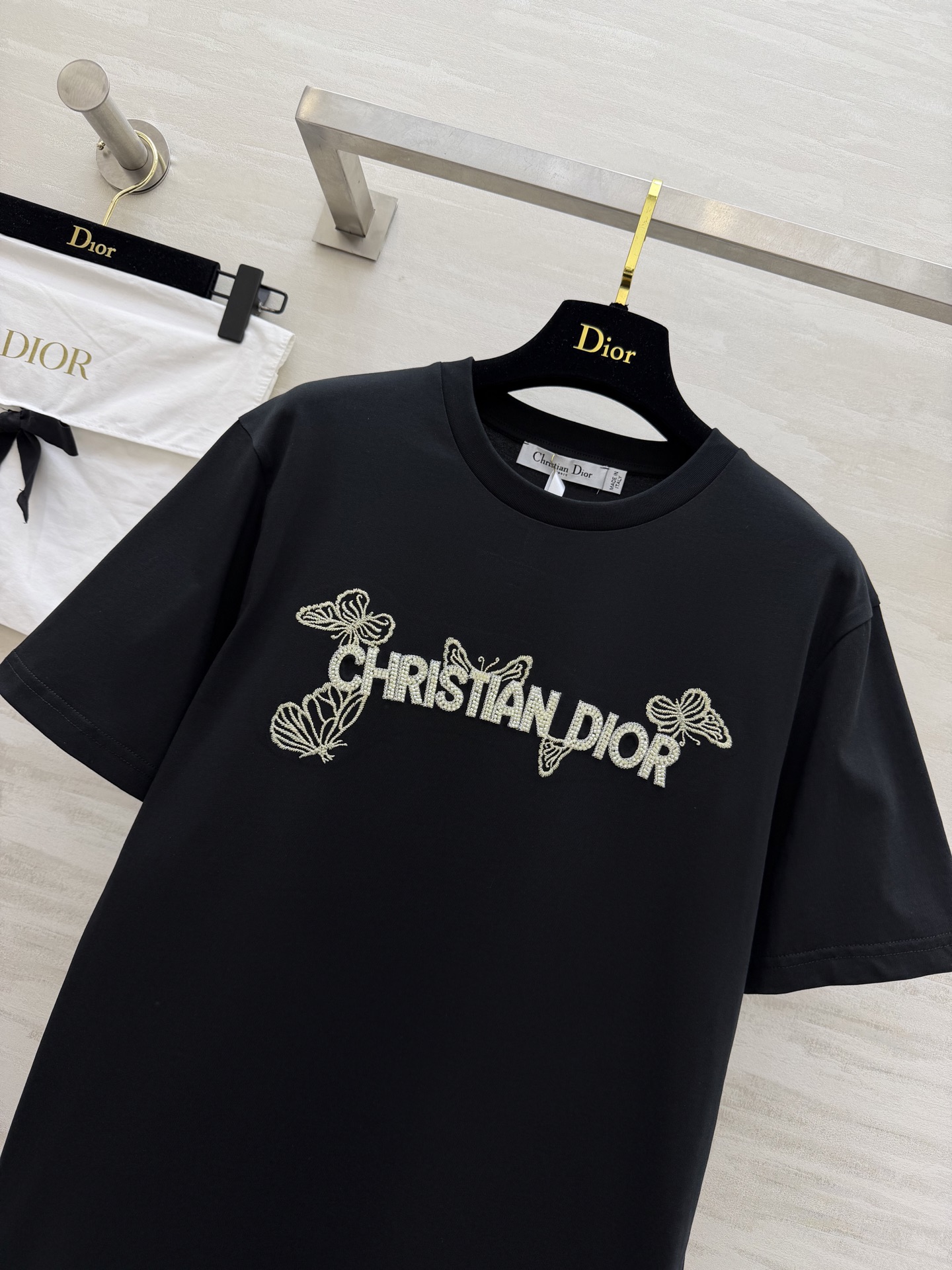 #DIO♡²⁶春夏新款 蝴蝶🦋重工刺绣🪡 字母logo钉珠短袖T恤 满满精致工艺感 纯棉质地亲肤舒适 高